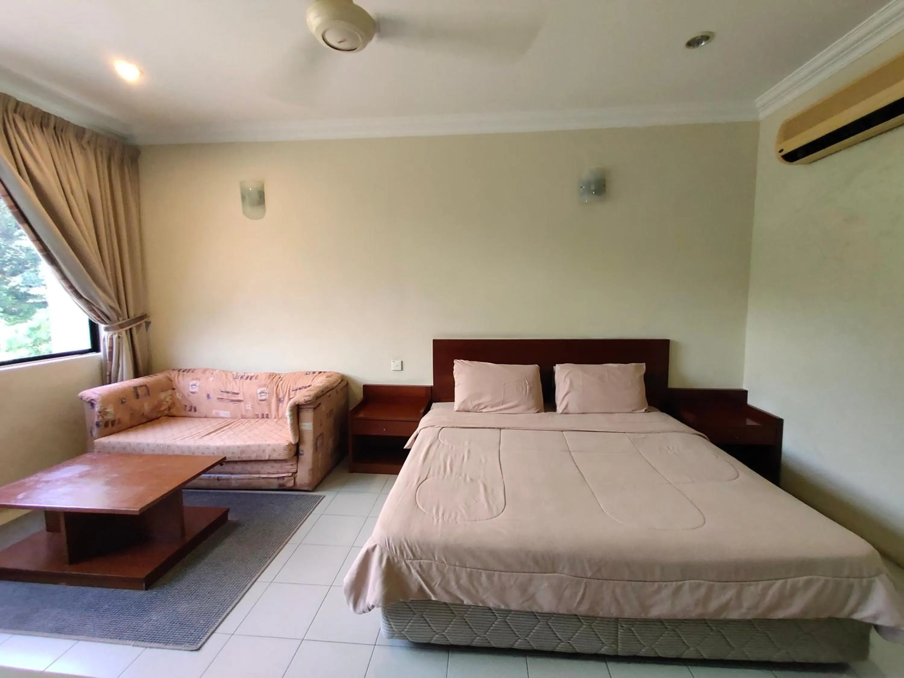 Bed in Wawa's Golf View Inn