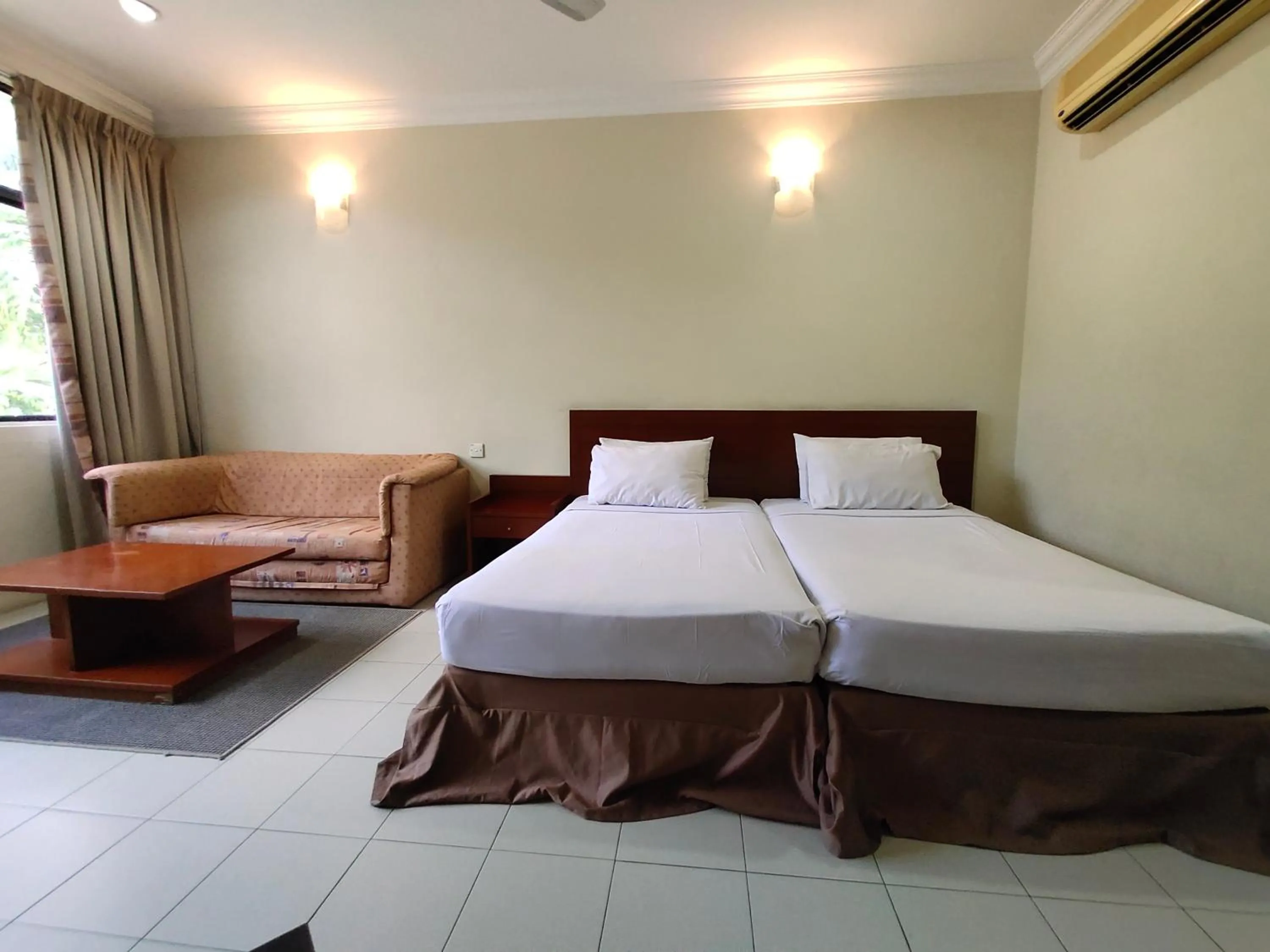 Bed in Wawa's Golf View Inn