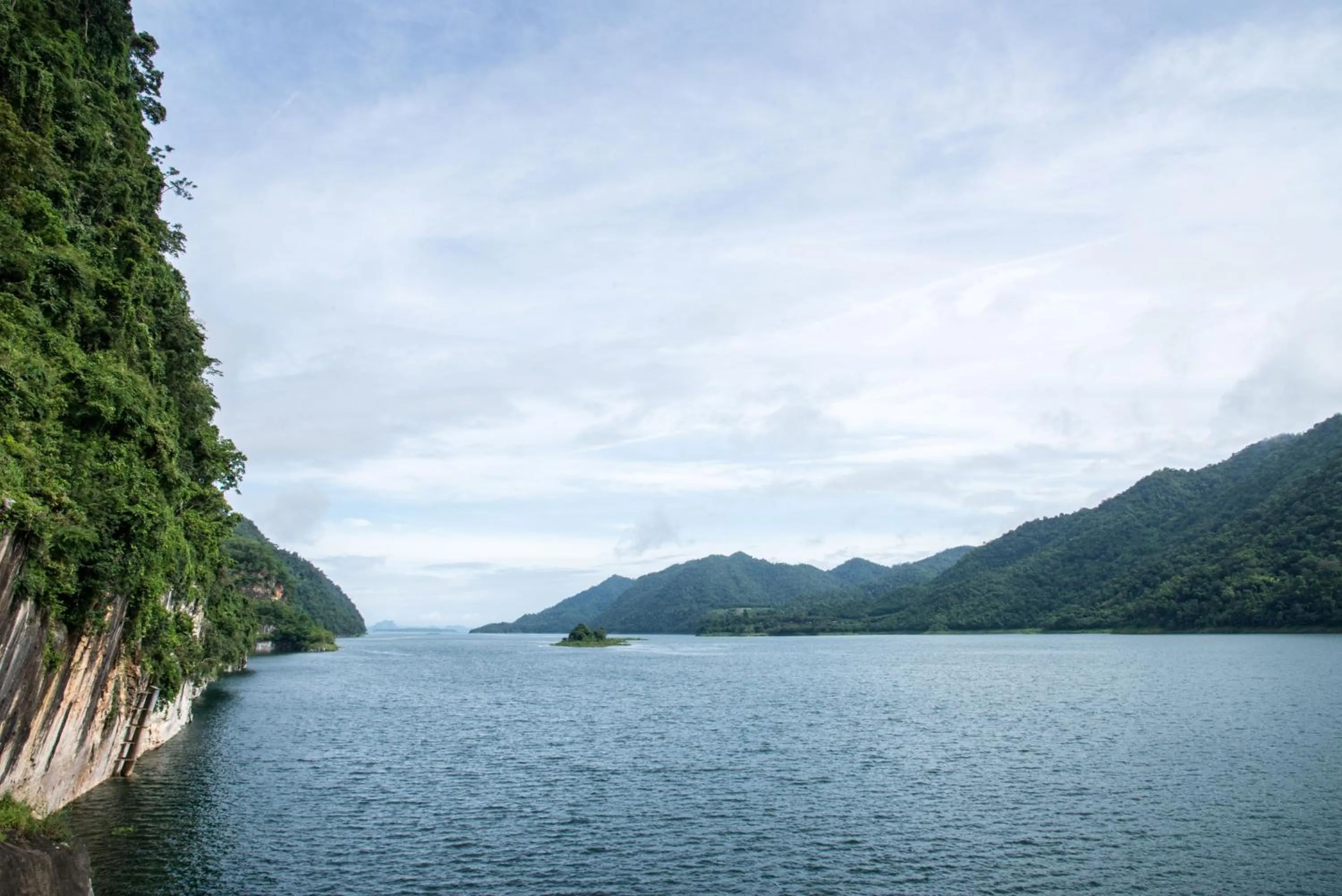 Nearby landmark in Thongphaphum River