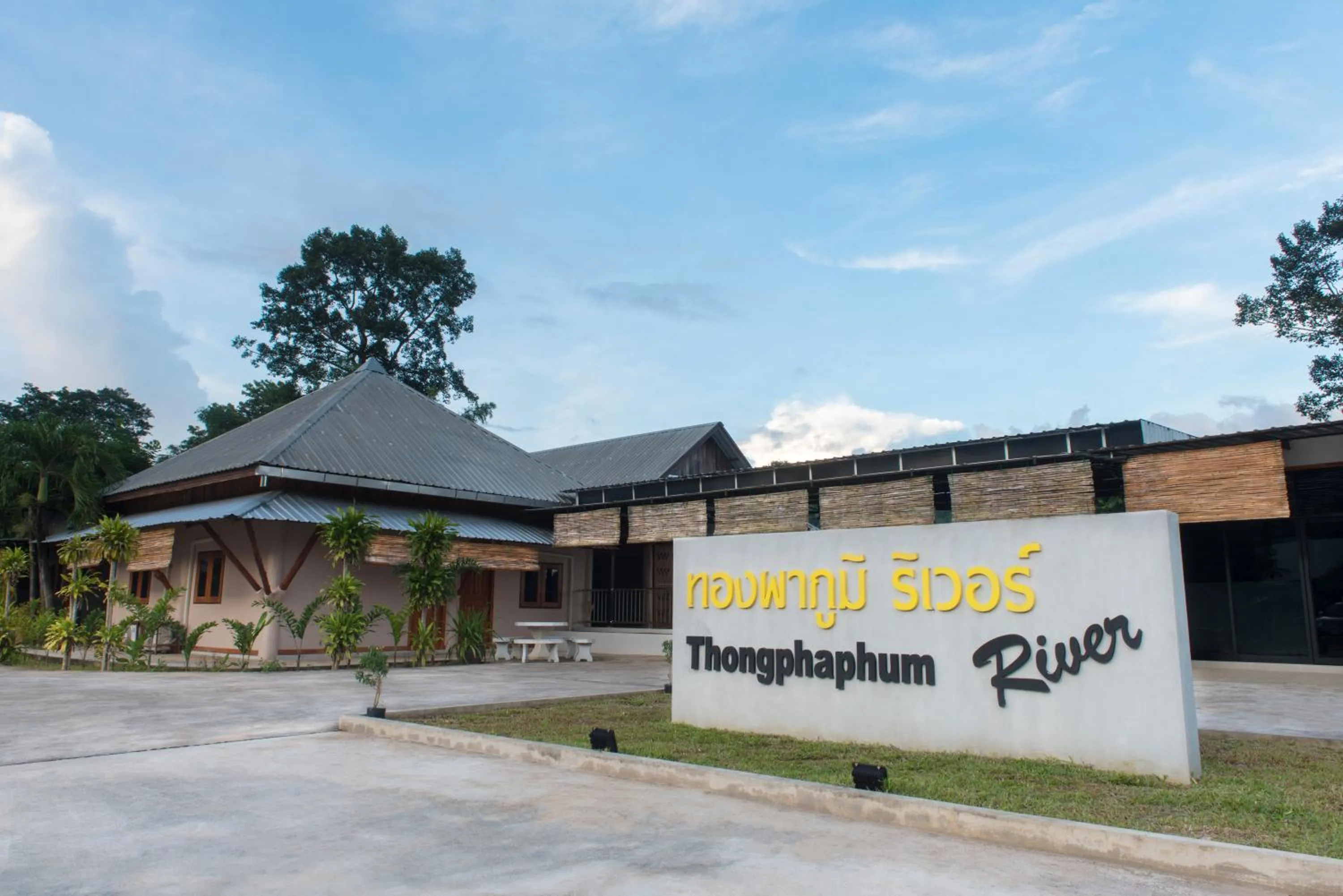 Property building in Thongphaphum River