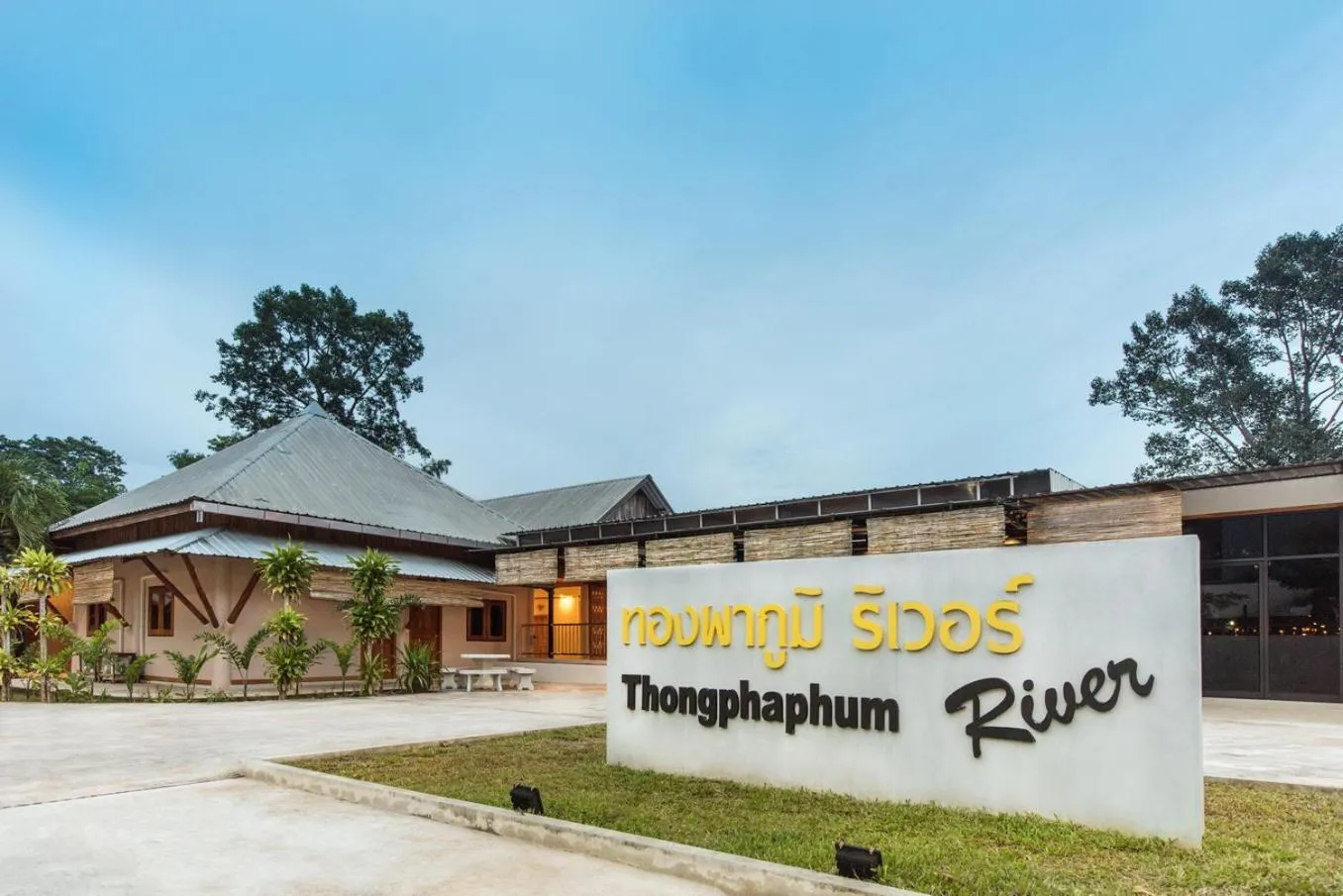 Property building in Thongphaphum River