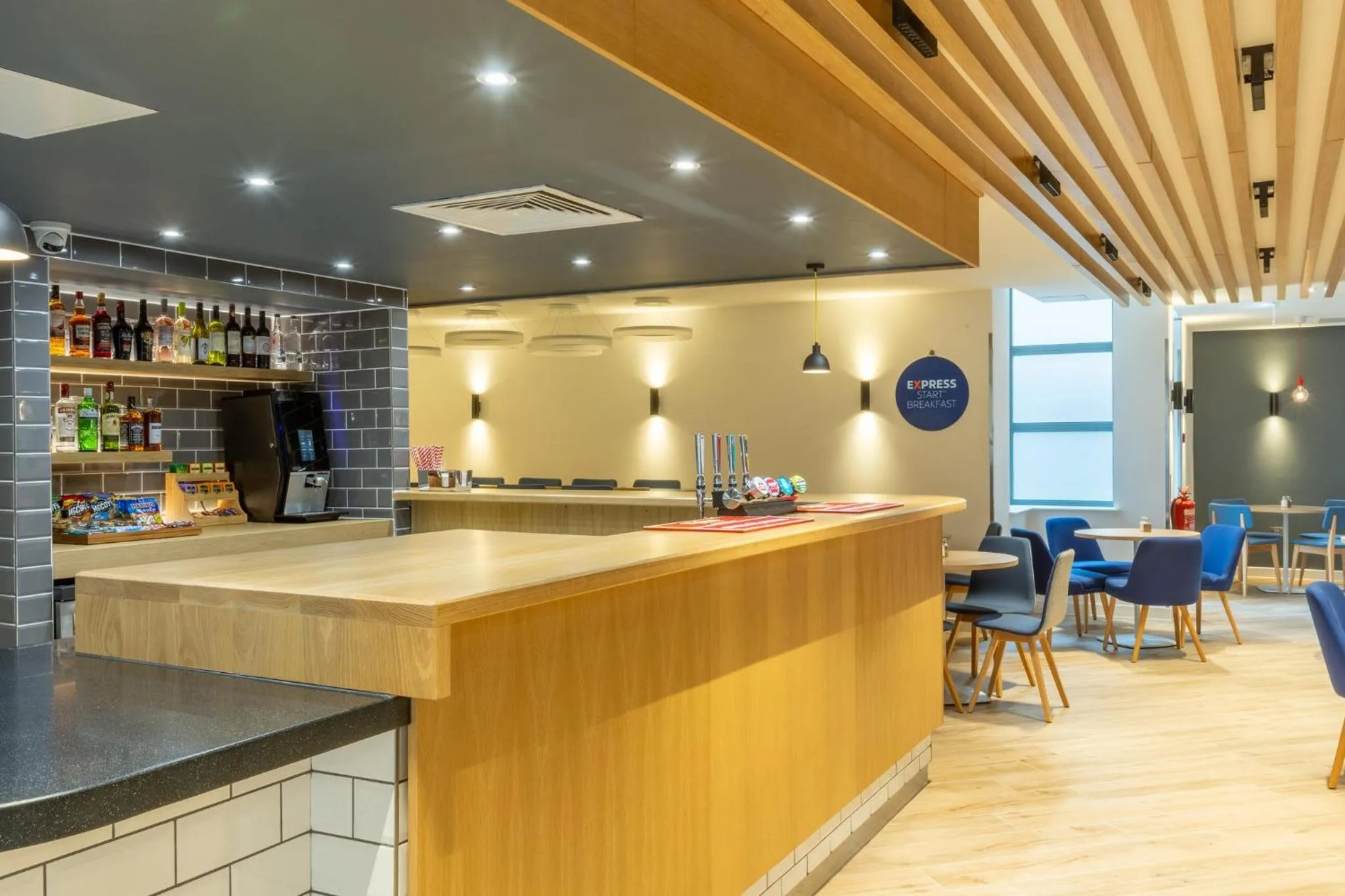 Lounge or bar in Holiday Inn Express London Croydon by IHG