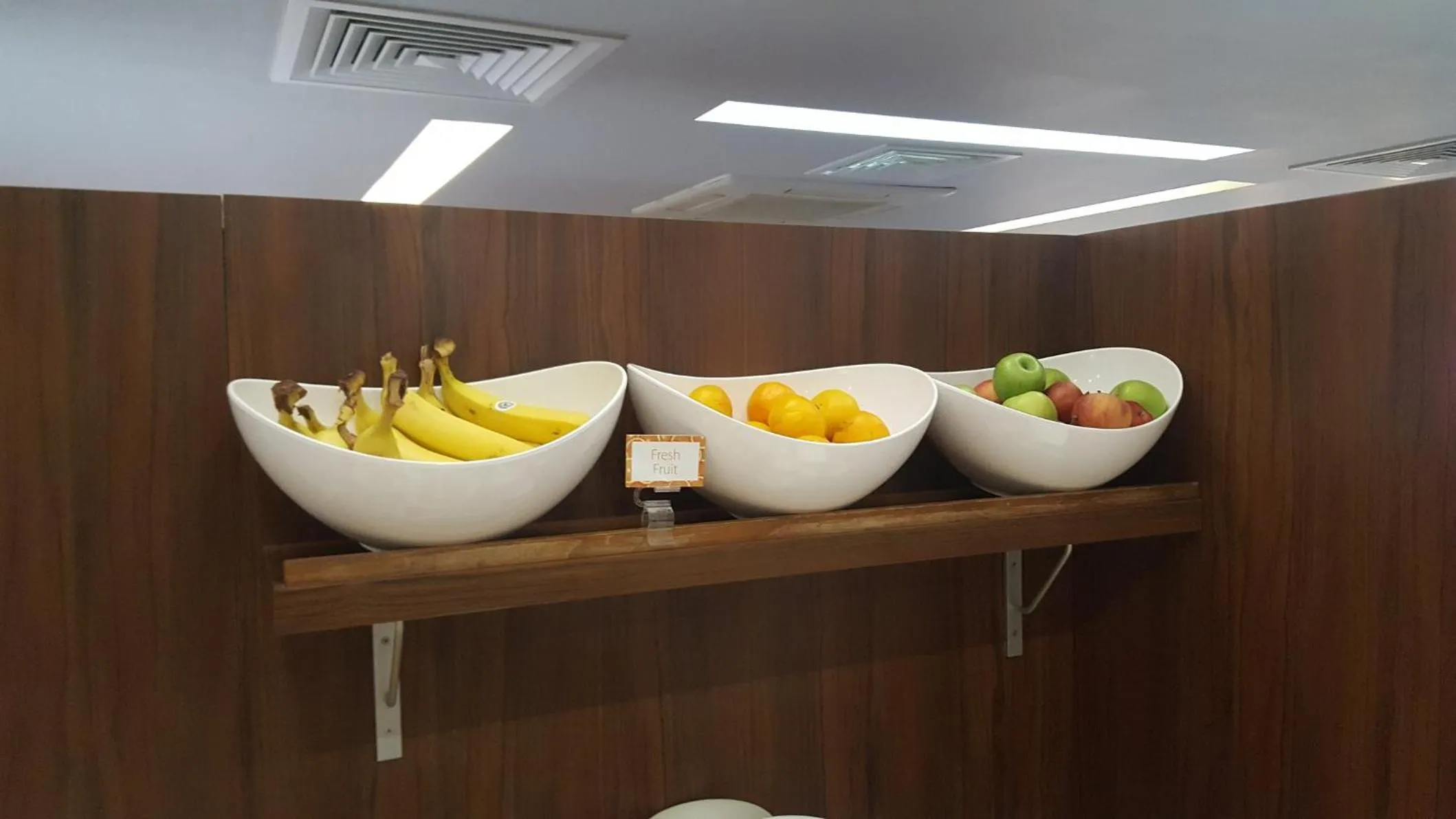 Restaurant/places to eat in Holiday Inn Express London Croydon by IHG