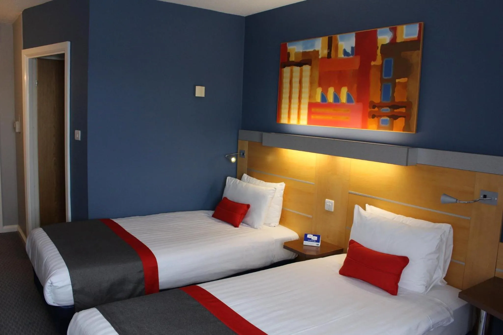 Photo of the whole room, Bed in Holiday Inn Express London Croydon by IHG