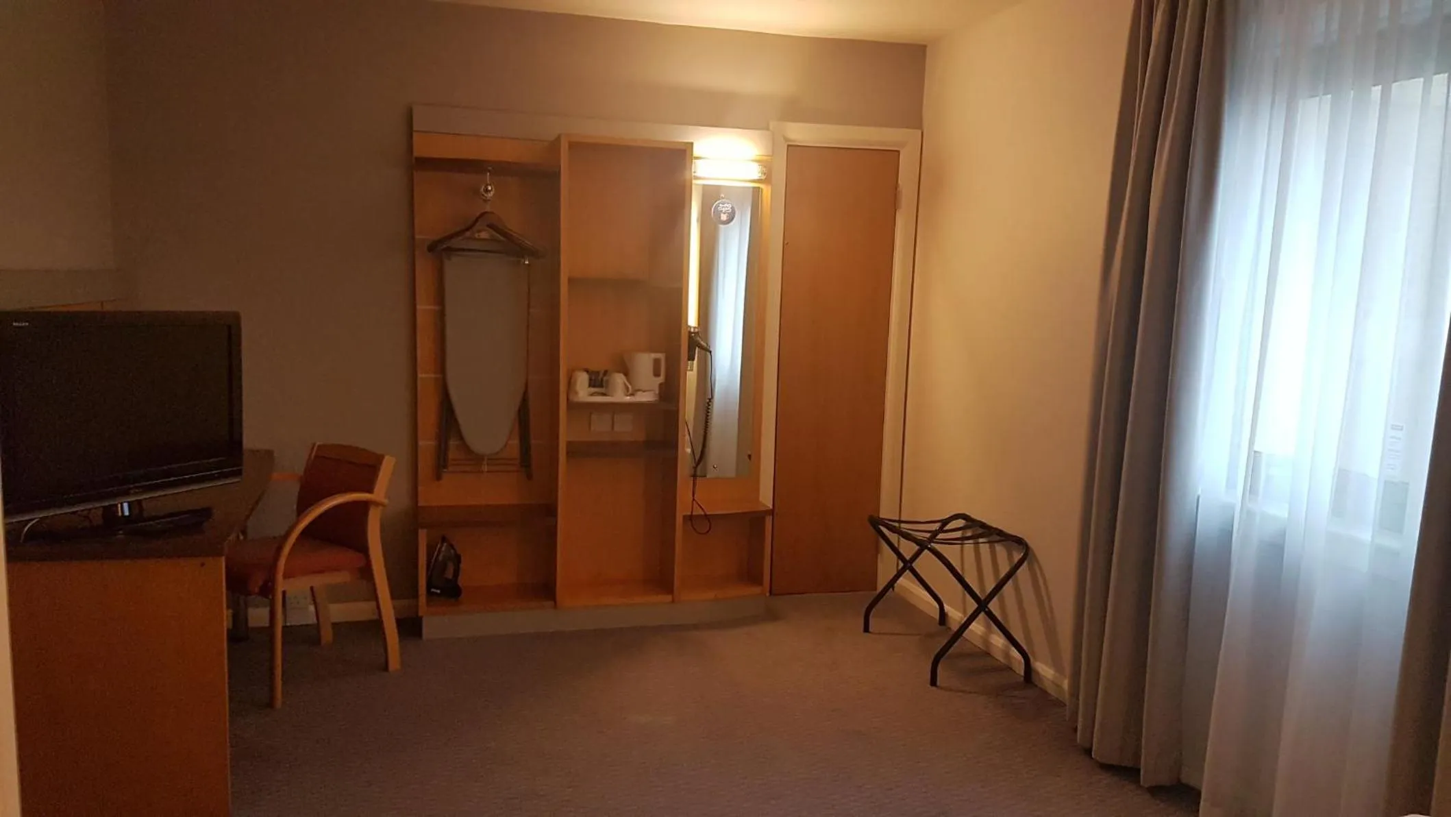 Photo of the whole room in Holiday Inn Express London Croydon by IHG