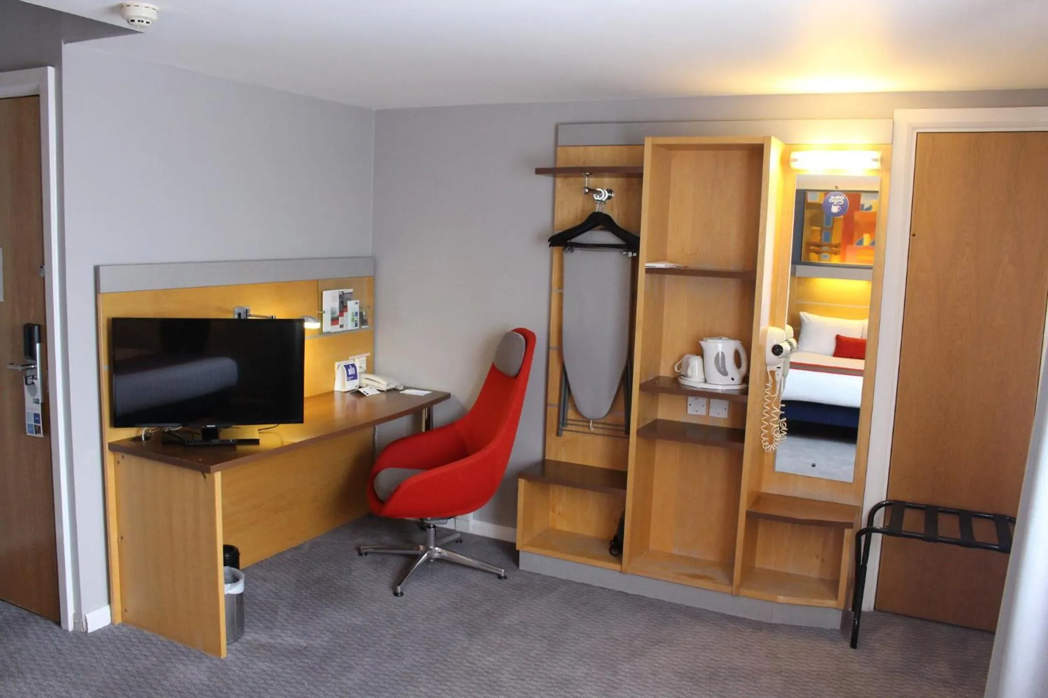 Photo of the whole room, Bed in Holiday Inn Express London Croydon by IHG