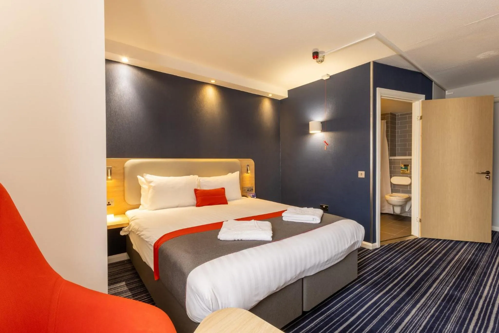 Photo of the whole room, Bed in Holiday Inn Express London Croydon by IHG