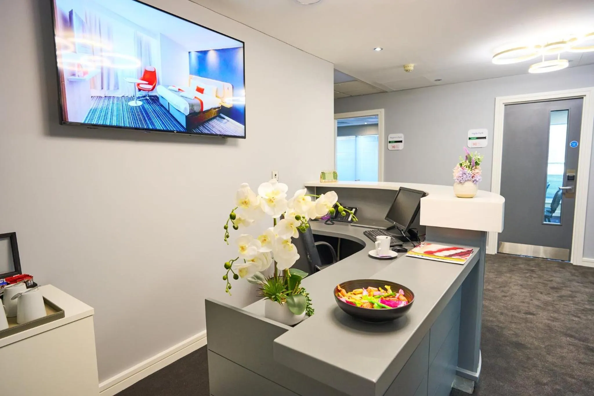 Restaurant/places to eat in Holiday Inn Express London Croydon by IHG