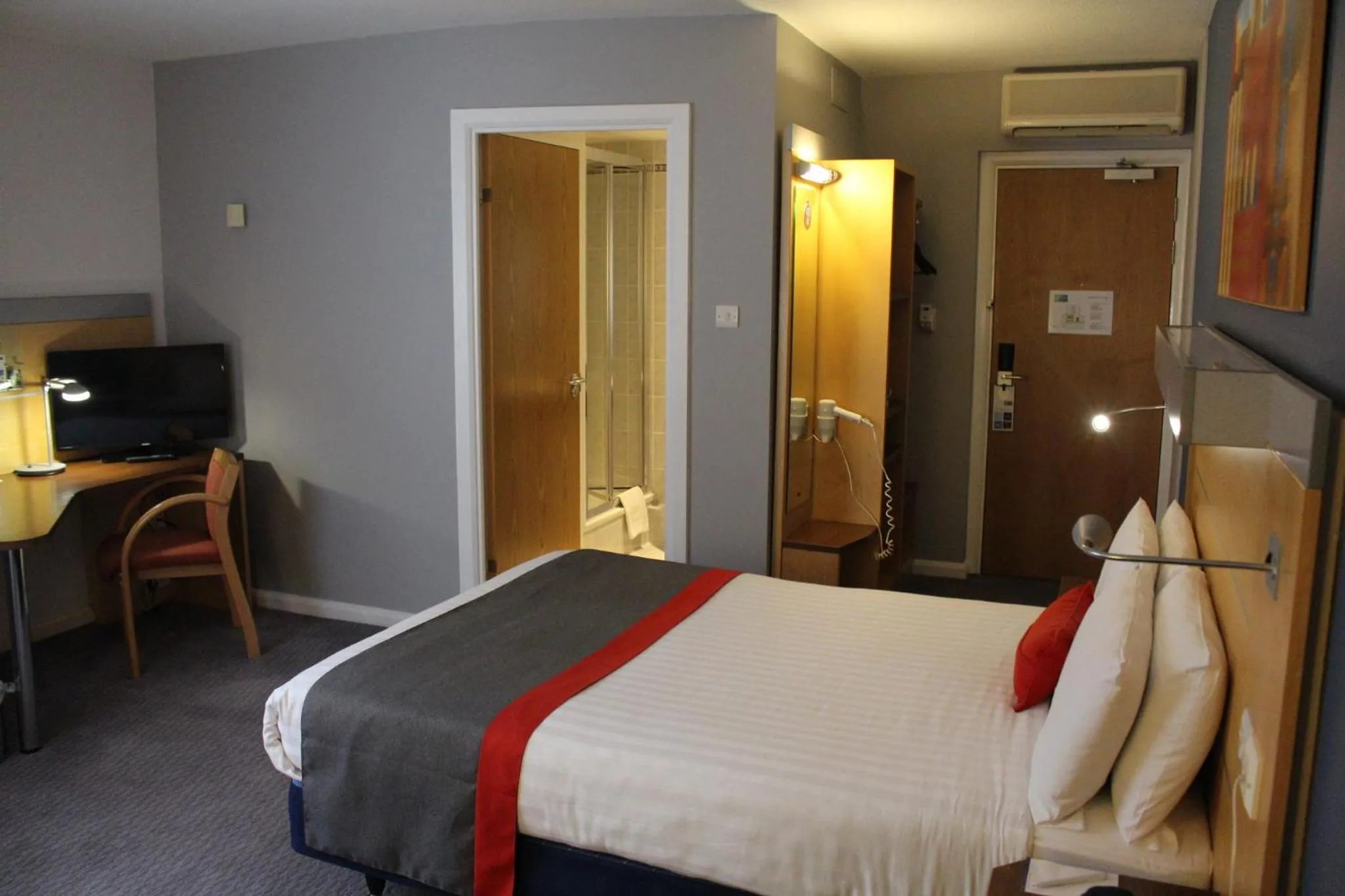 Photo of the whole room, Bed in Holiday Inn Express London Croydon by IHG