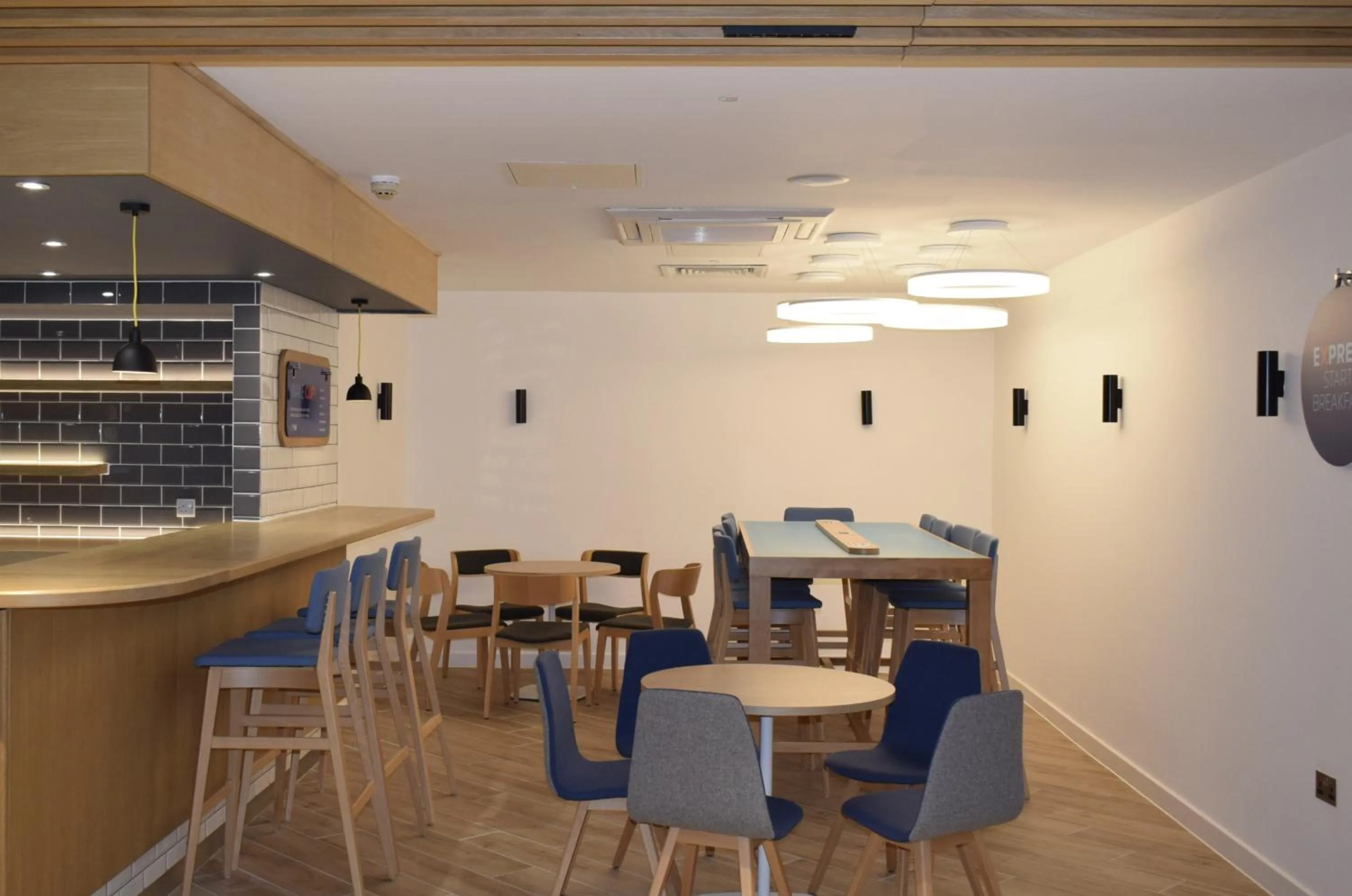 Restaurant/places to eat in Holiday Inn Express London Croydon by IHG