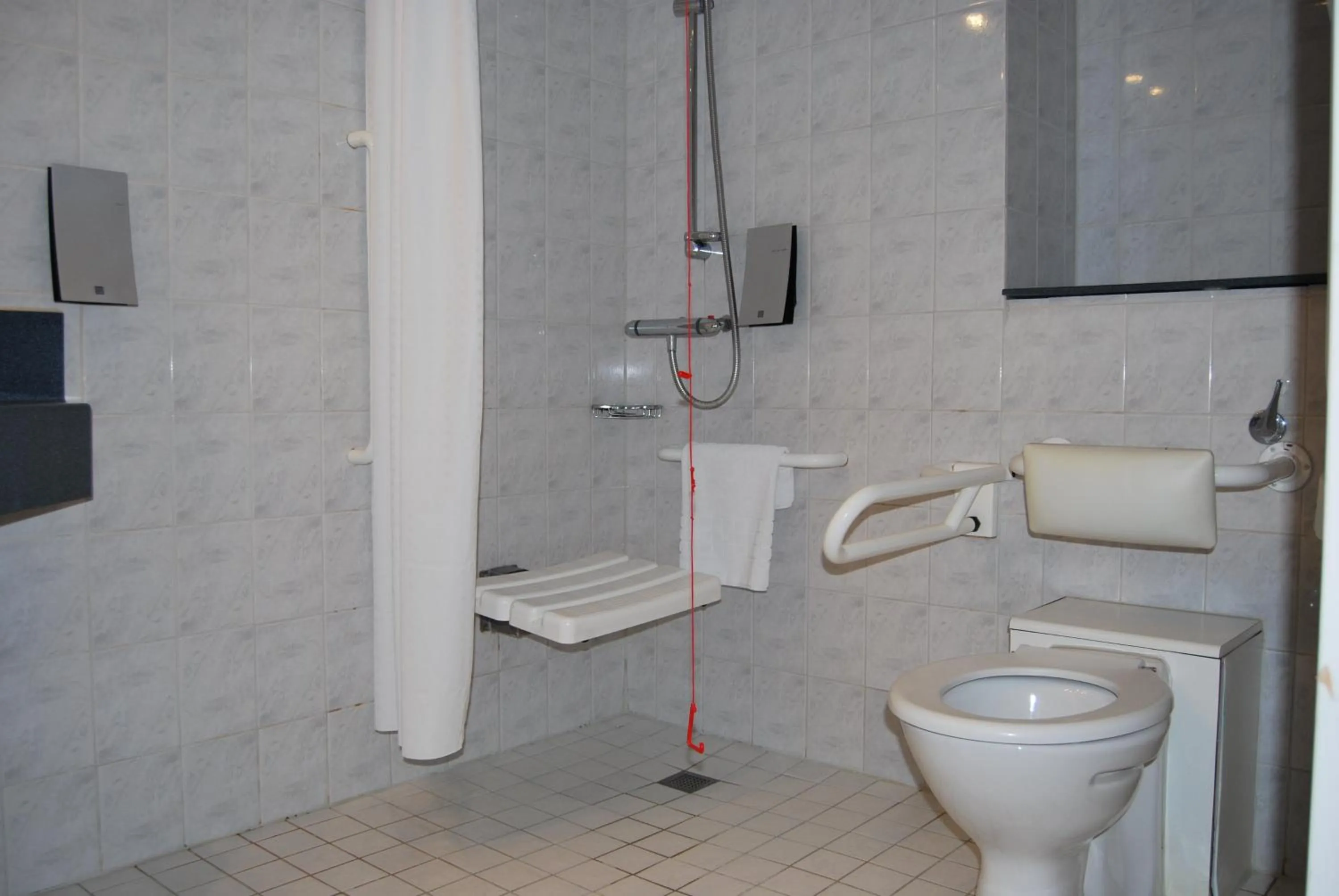 Photo of the whole room in Holiday Inn Express London Croydon by IHG