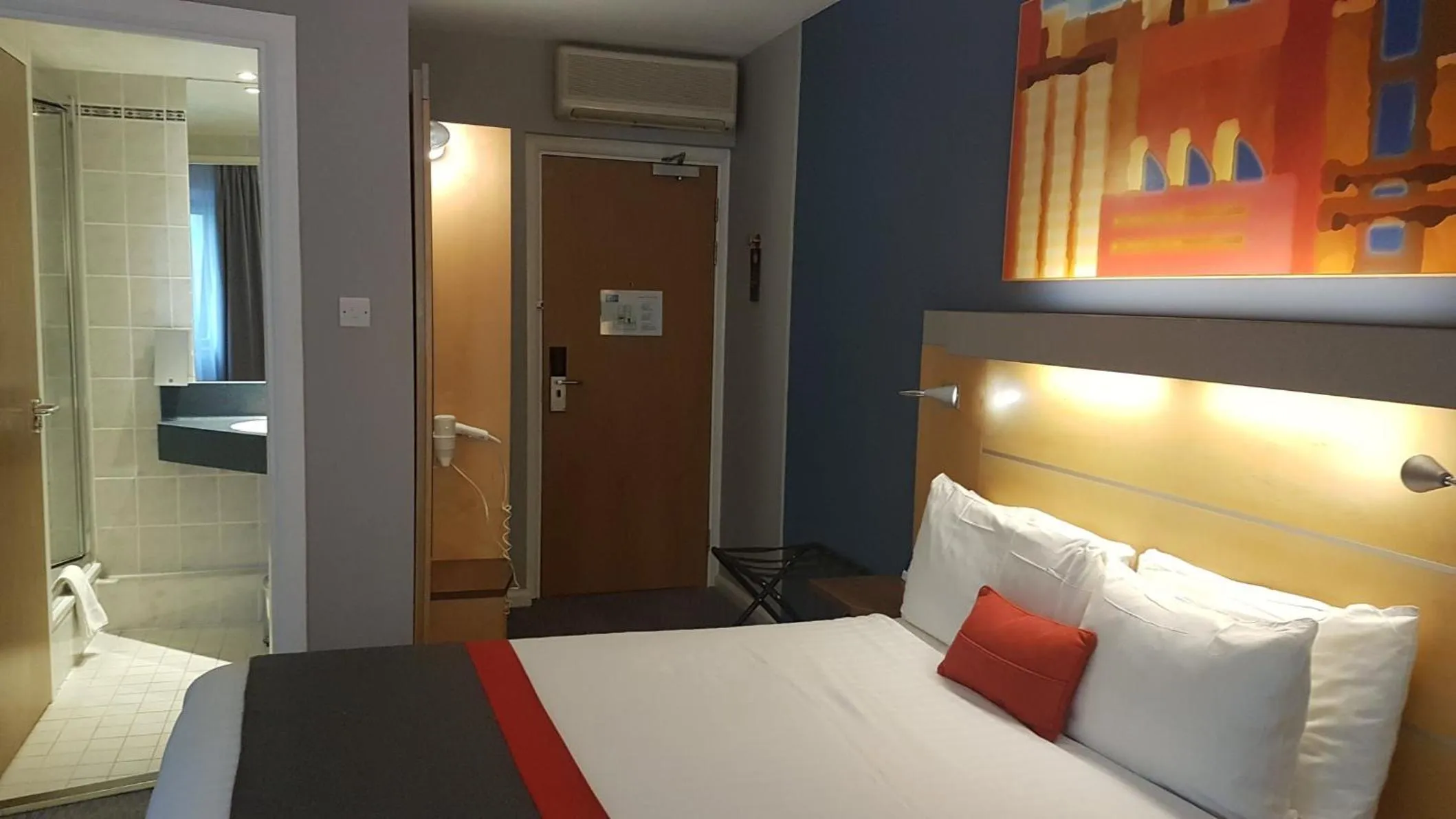 Photo of the whole room, Bed in Holiday Inn Express London Croydon by IHG