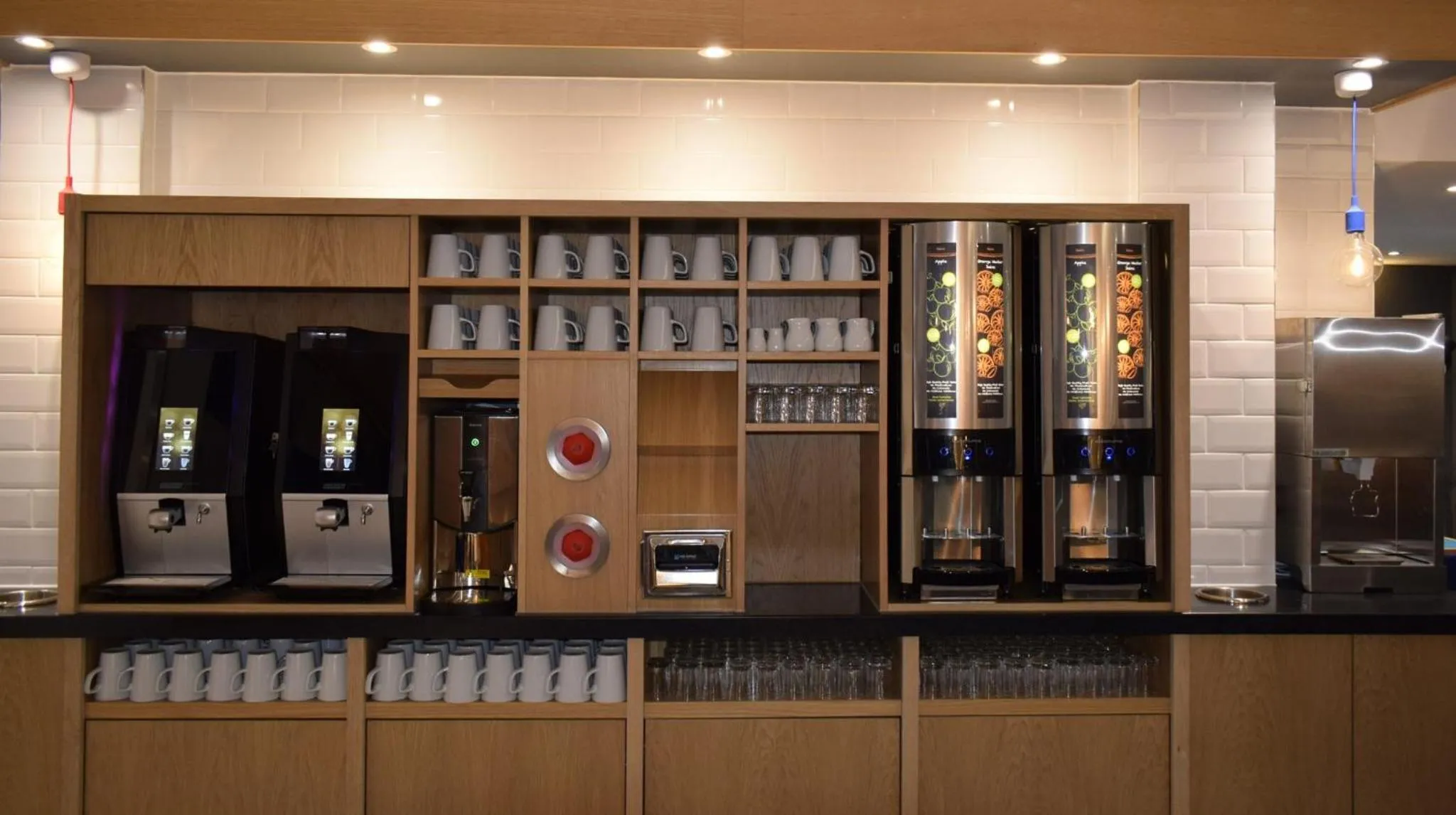 Restaurant/places to eat in Holiday Inn Express London Croydon by IHG