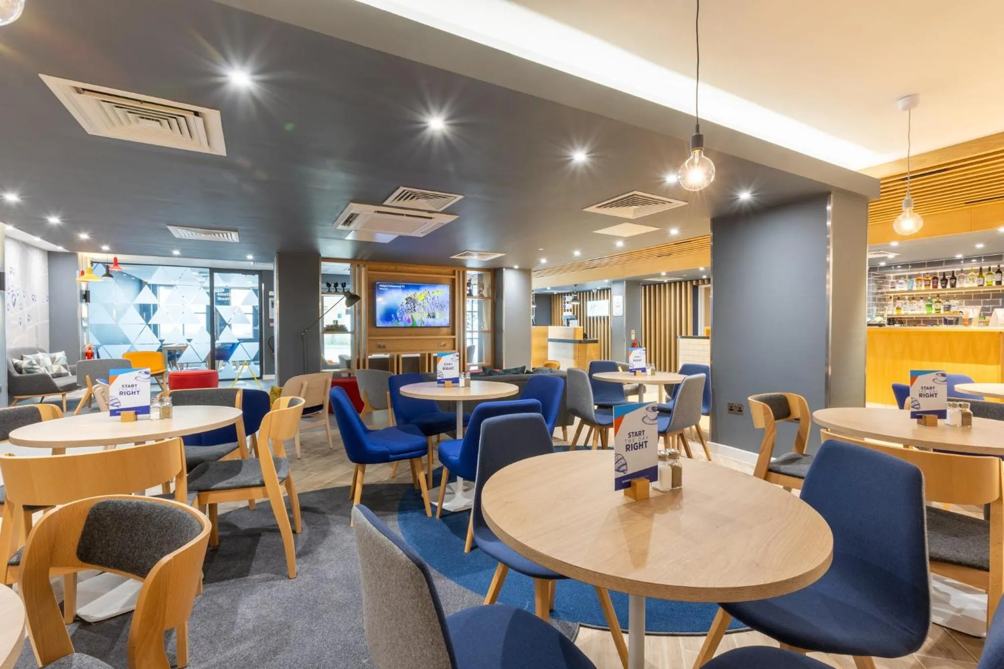 Restaurant/places to eat in Holiday Inn Express London Croydon by IHG