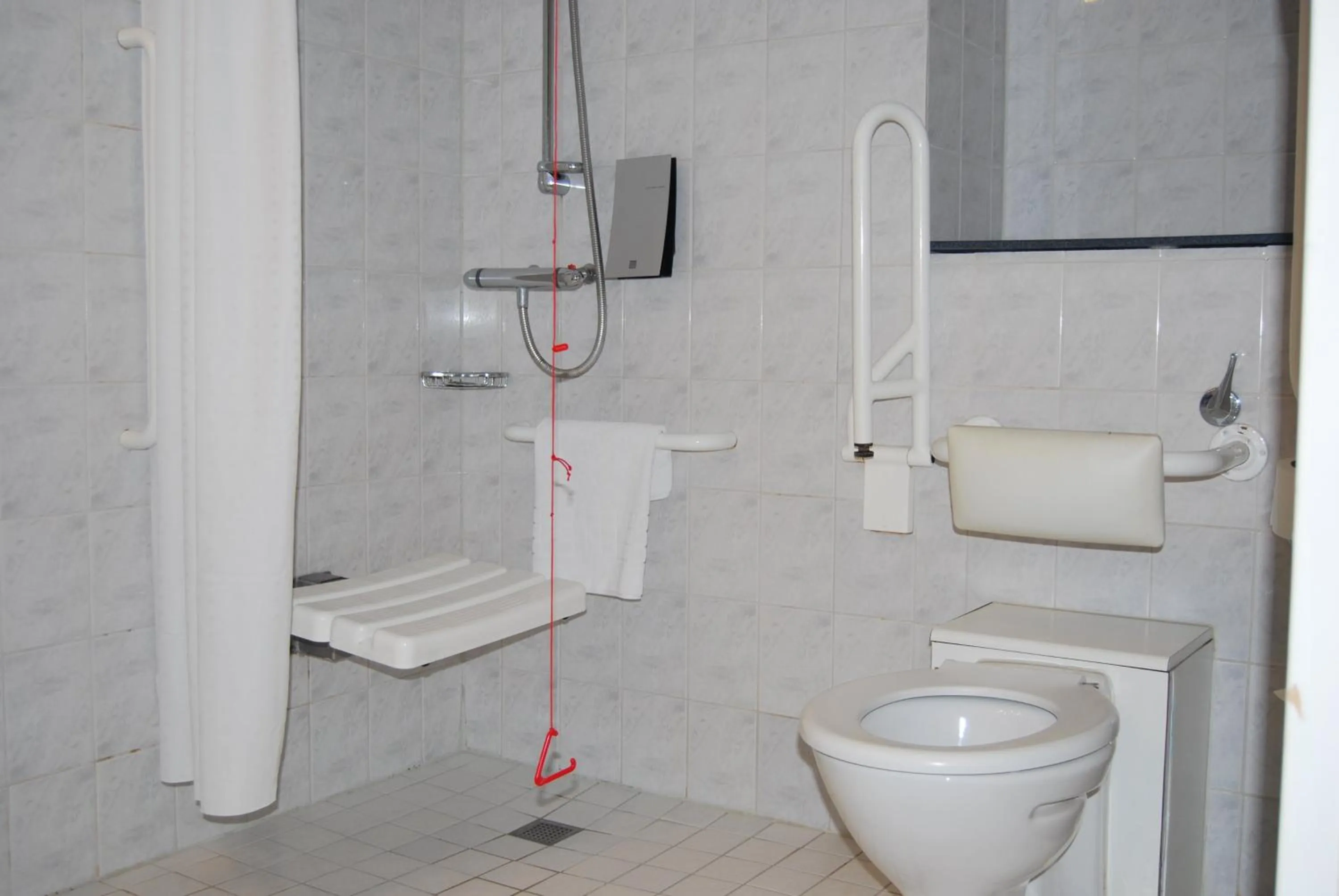 Photo of the whole room in Holiday Inn Express London Croydon by IHG