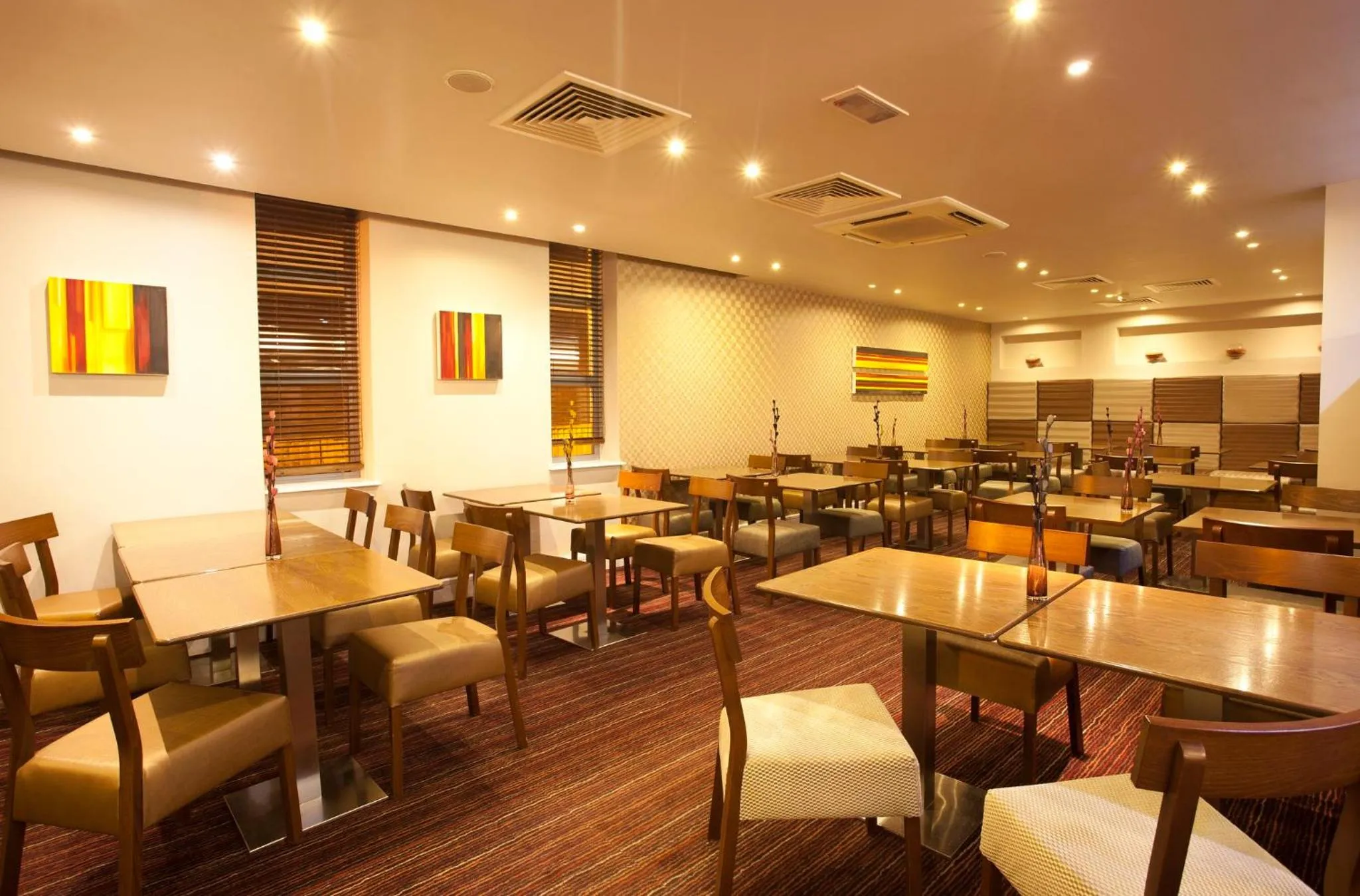 Restaurant/places to eat in Holiday Inn Express London Croydon by IHG