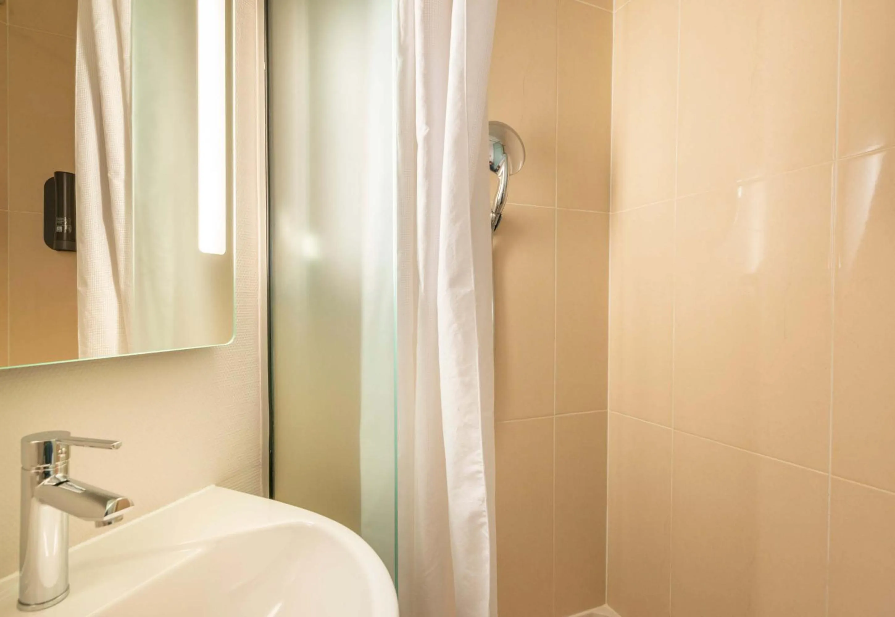 Bathroom in B&B HOTEL Nantes Rezé St Sébastien