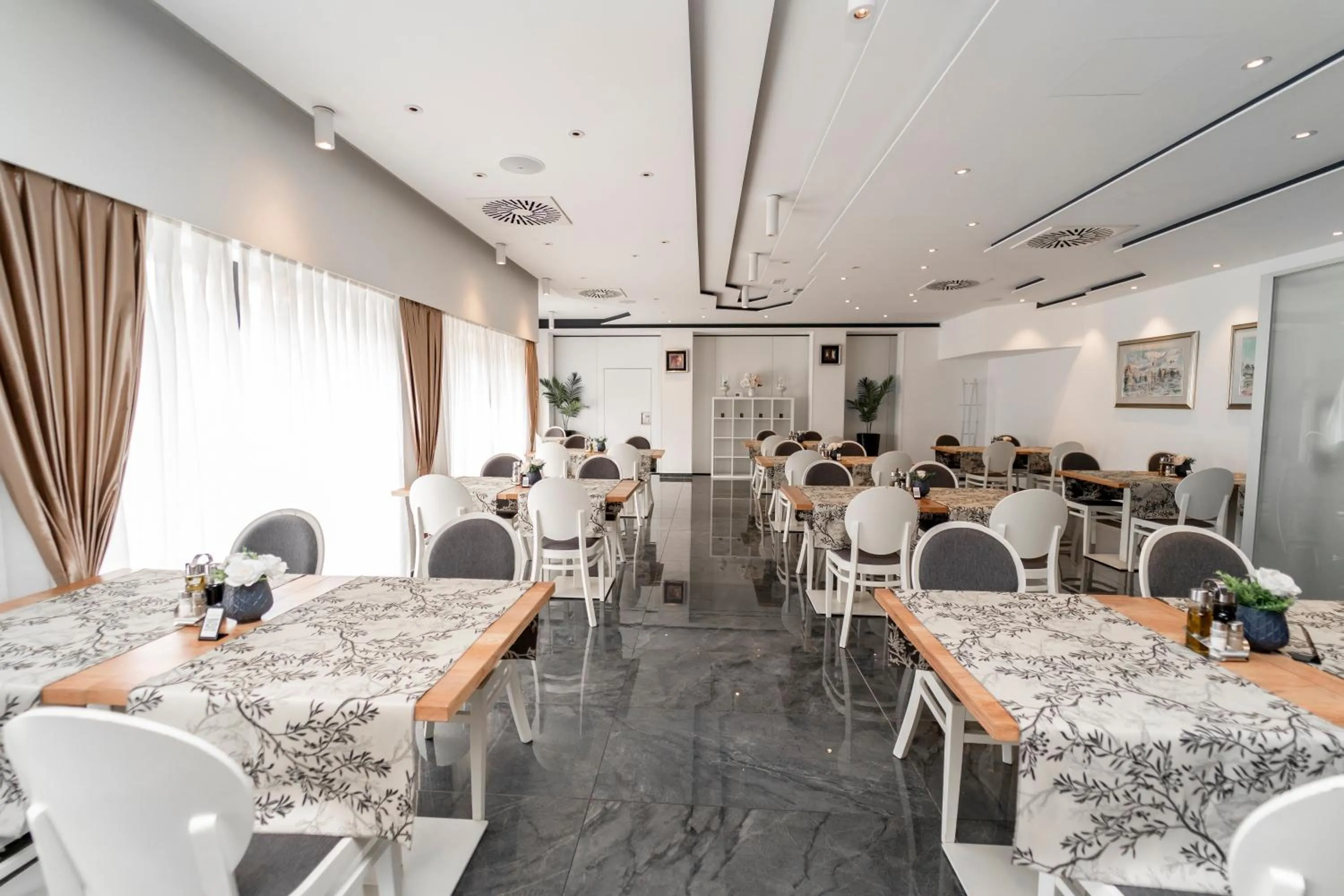 Restaurant/places to eat in Hotel Santiny