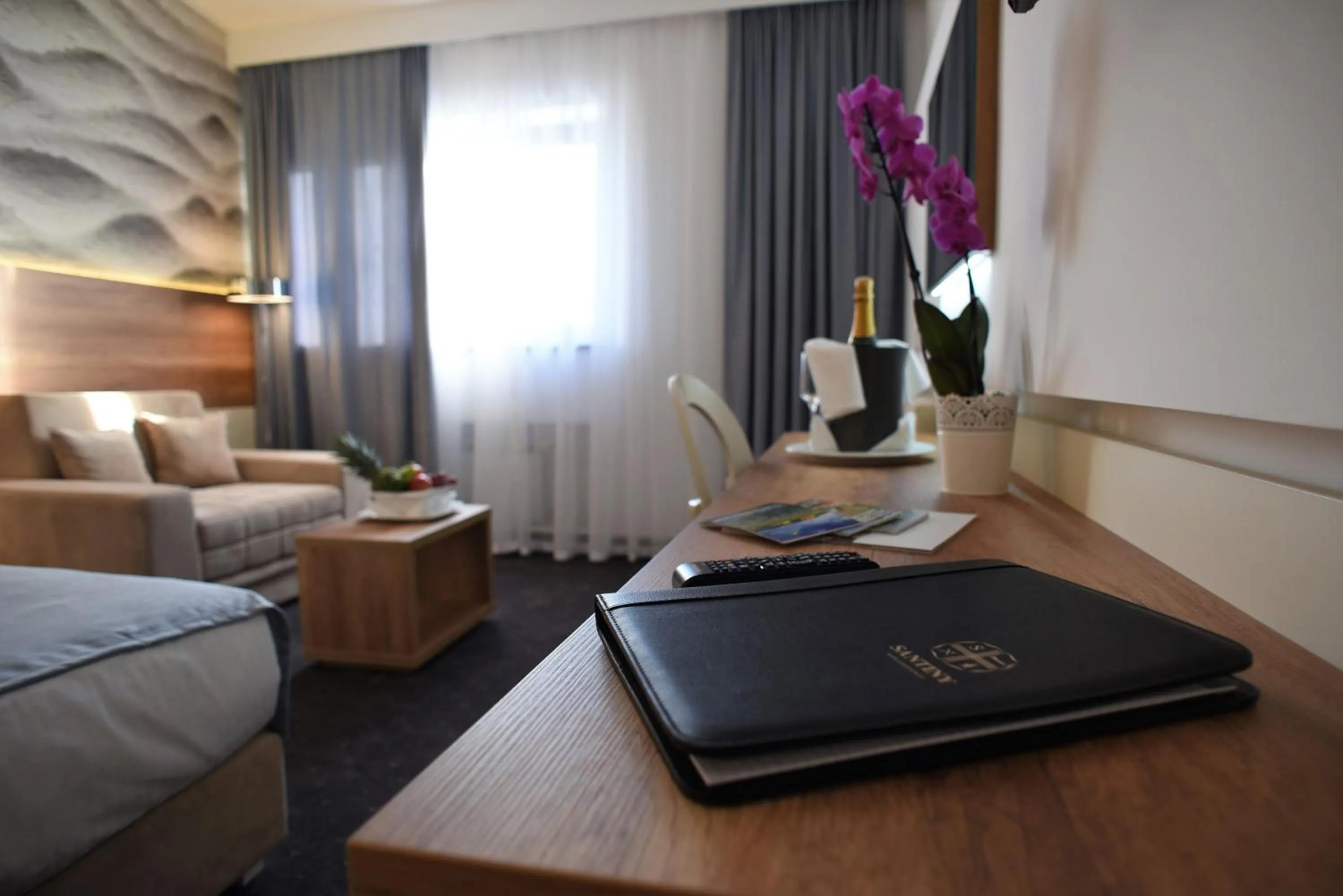 Seating area in Hotel Santiny