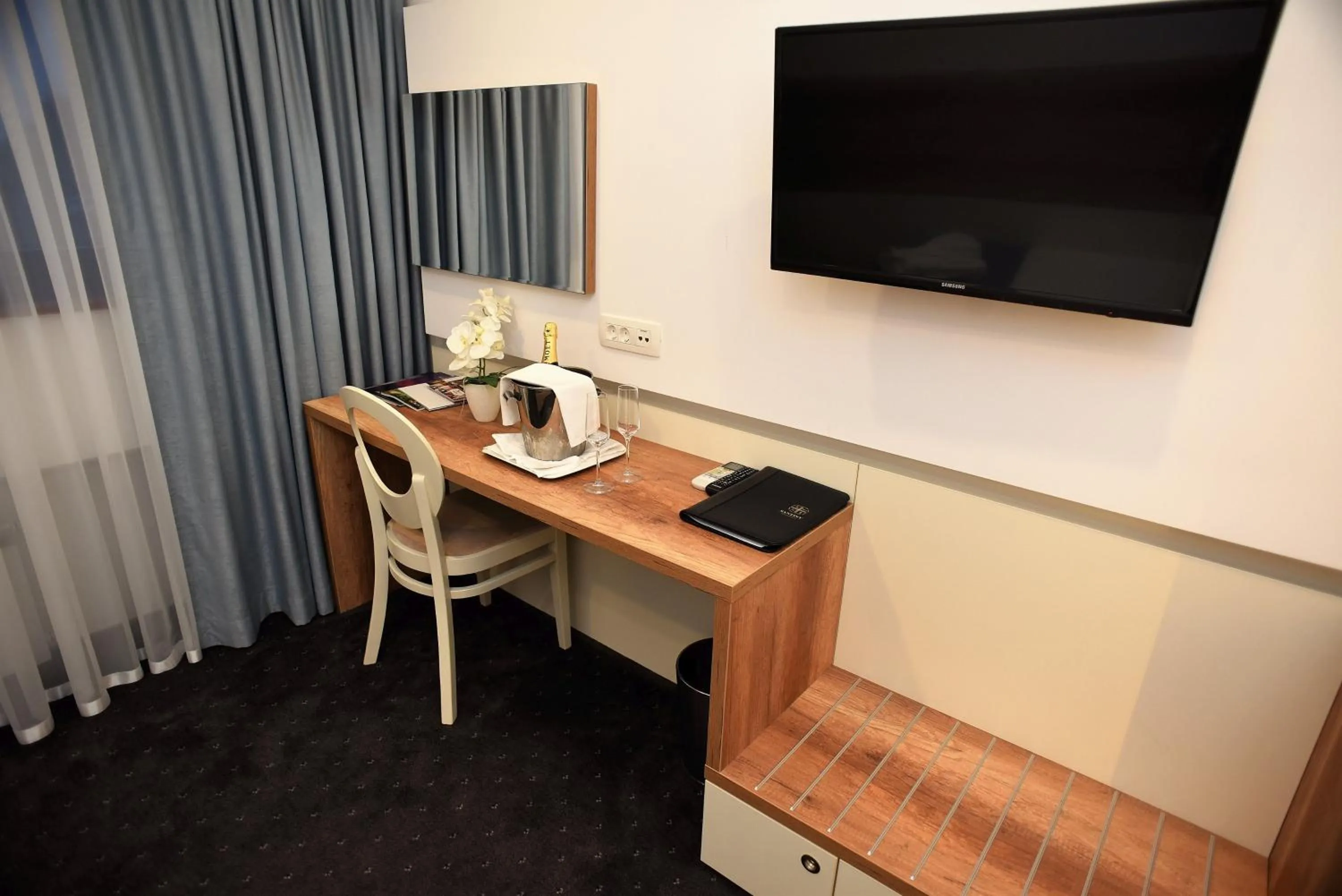 TV and multimedia in Hotel Santiny