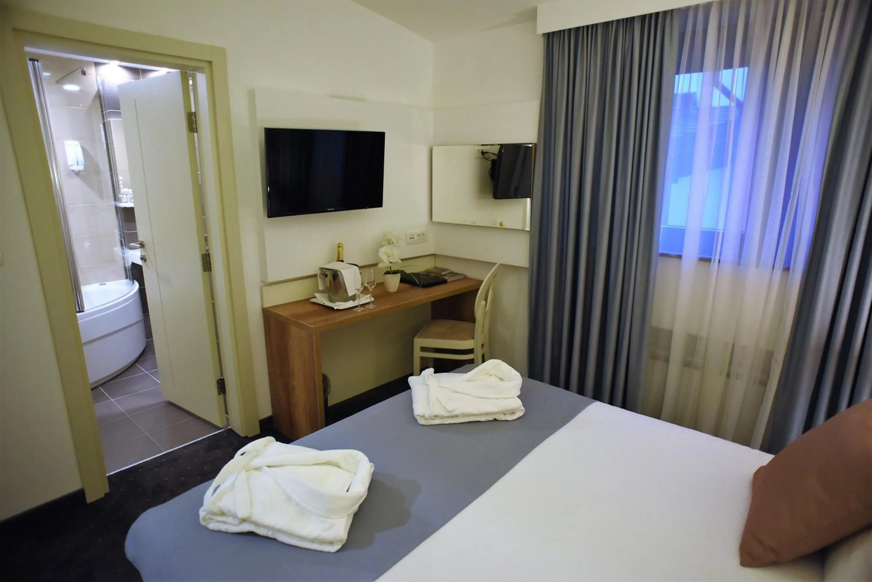 TV and multimedia, Bed in Hotel Santiny