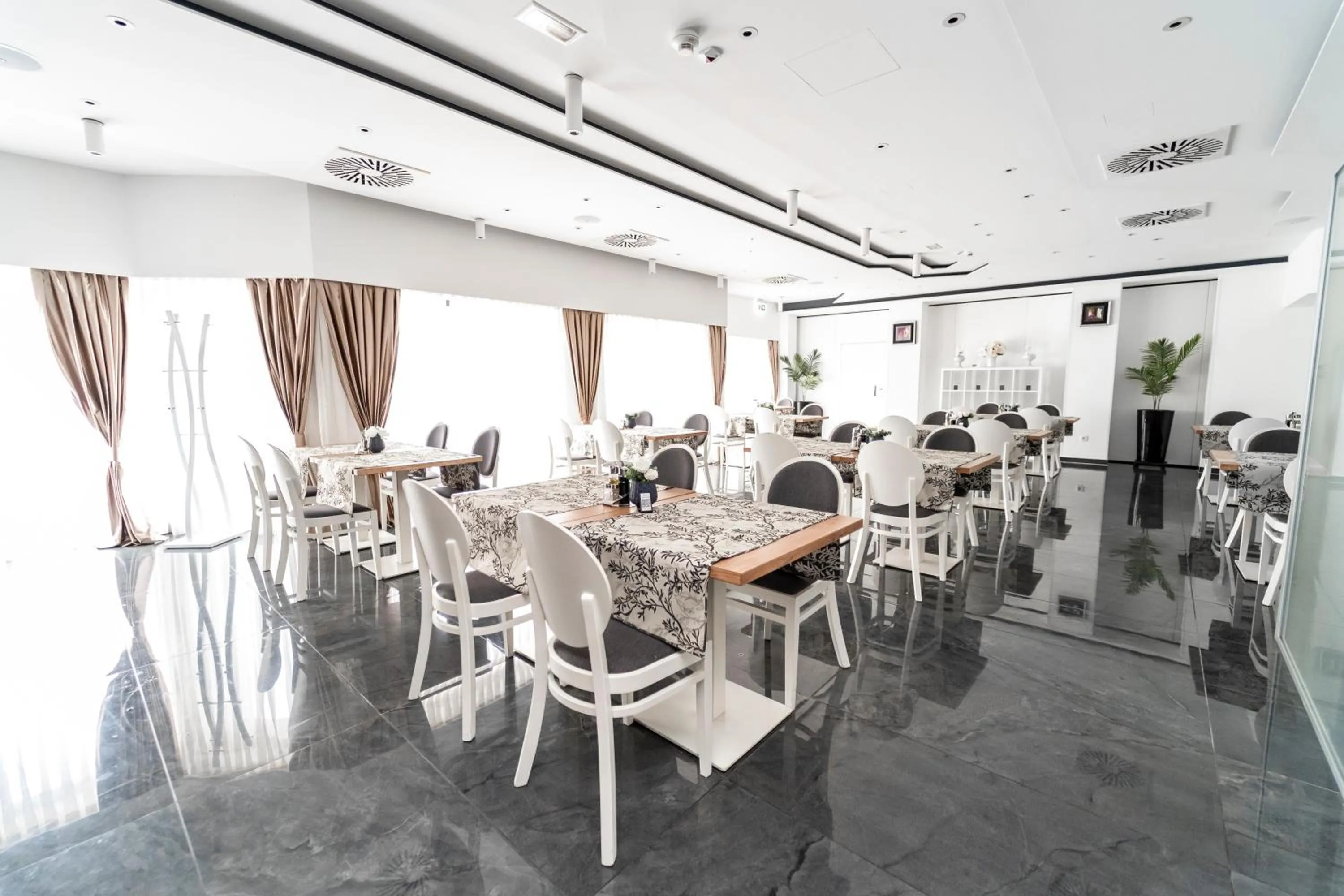 Restaurant/places to eat in Hotel Santiny