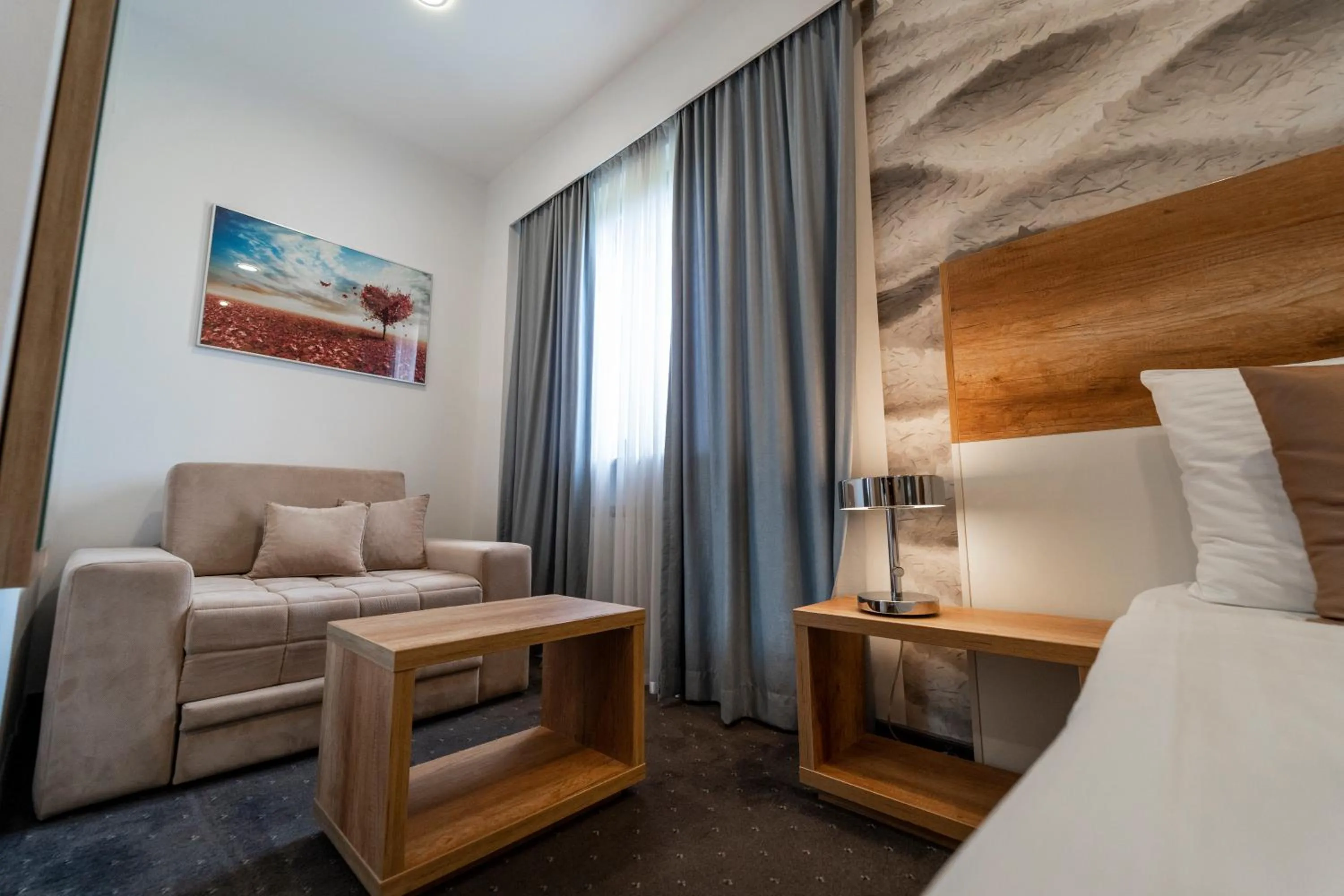 Seating area, Bed in Hotel Santiny