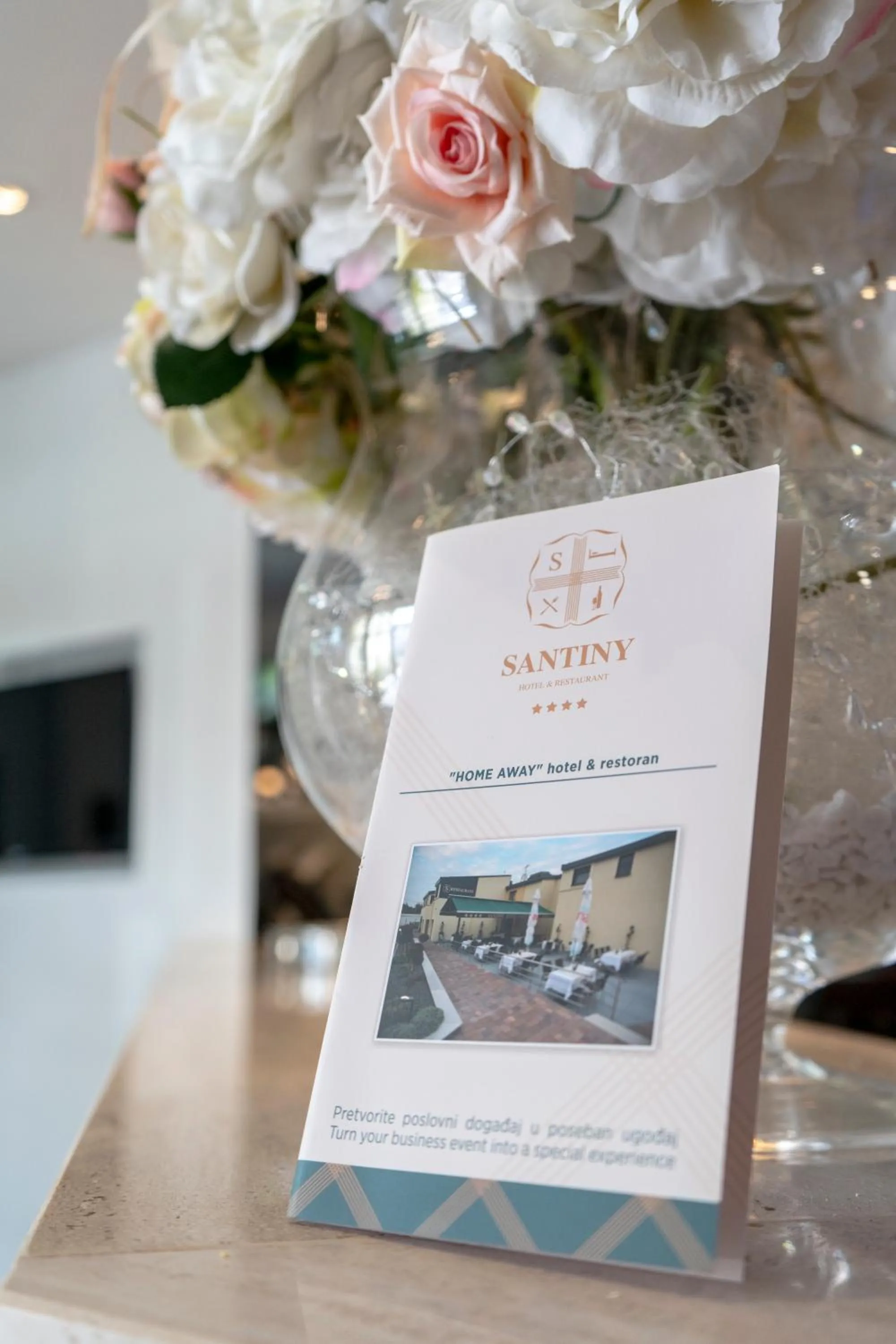 Text overlay in Hotel Santiny