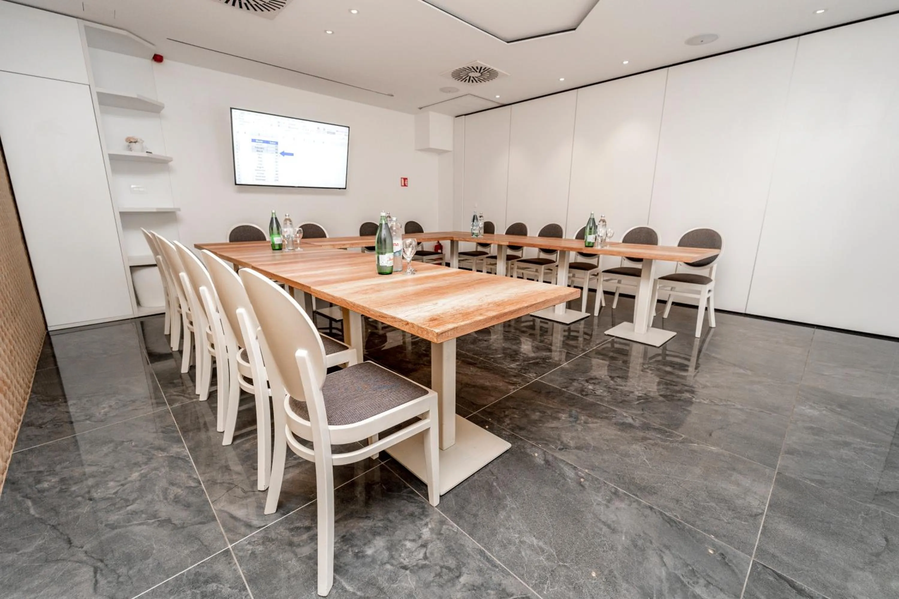 TV and multimedia in Hotel Santiny