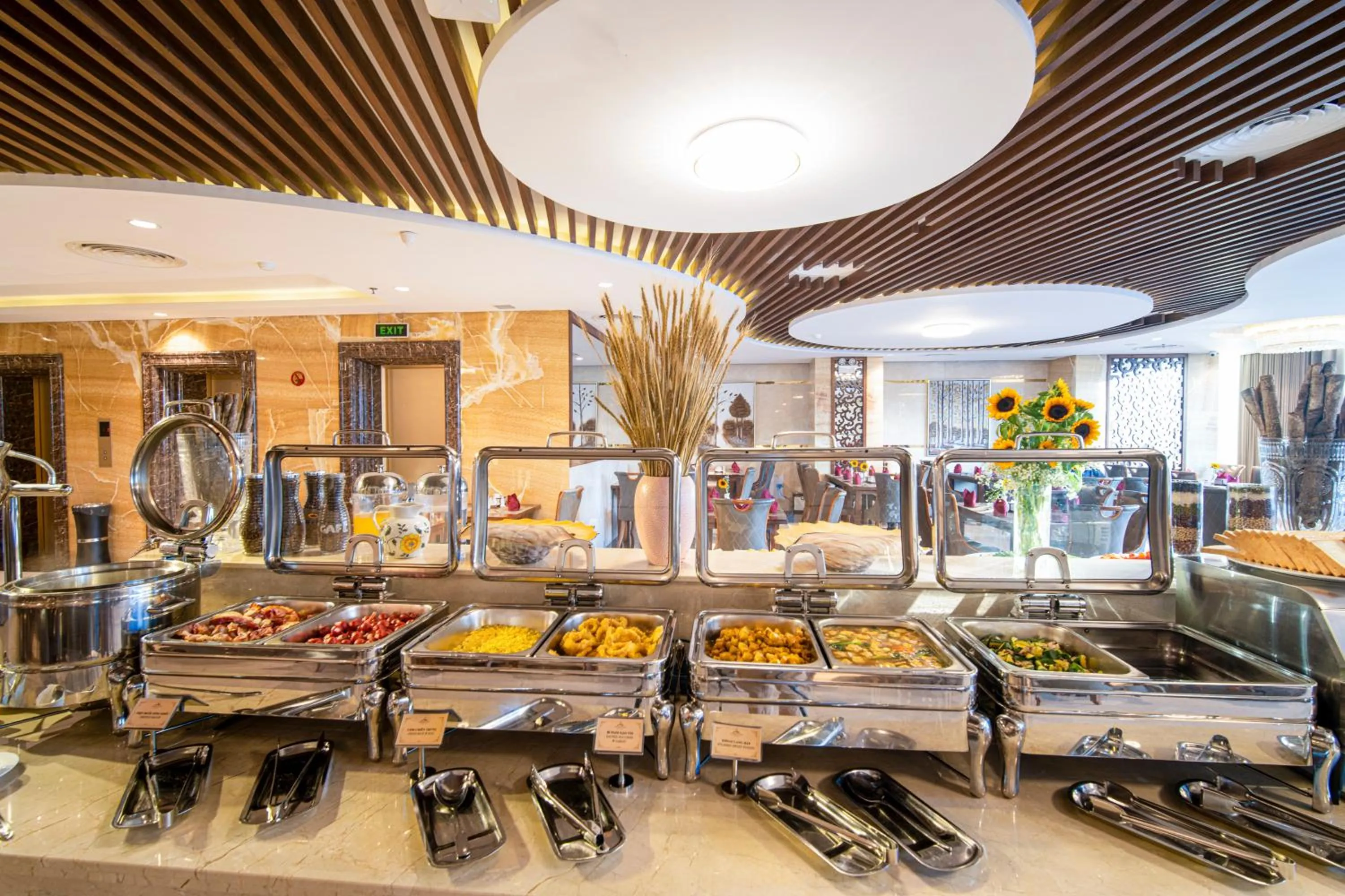 Restaurant/places to eat in Luxtery Hotel