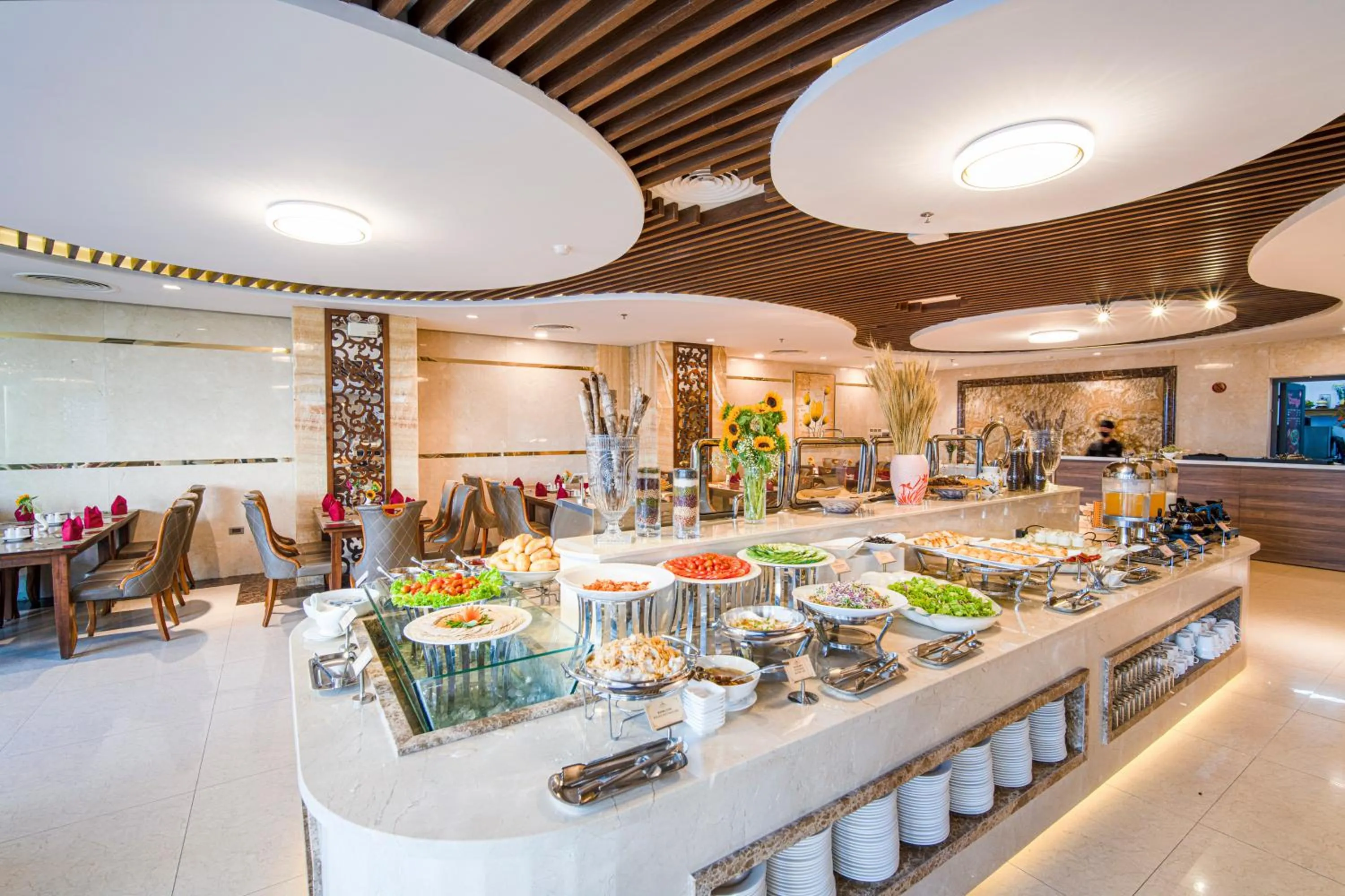 Restaurant/places to eat in Luxtery Hotel