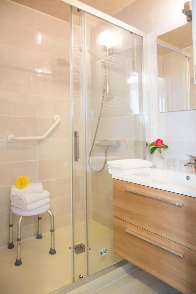 Double Room in Hostellerie de La Roseraie Double Room in Hostellerie de La Roseraie