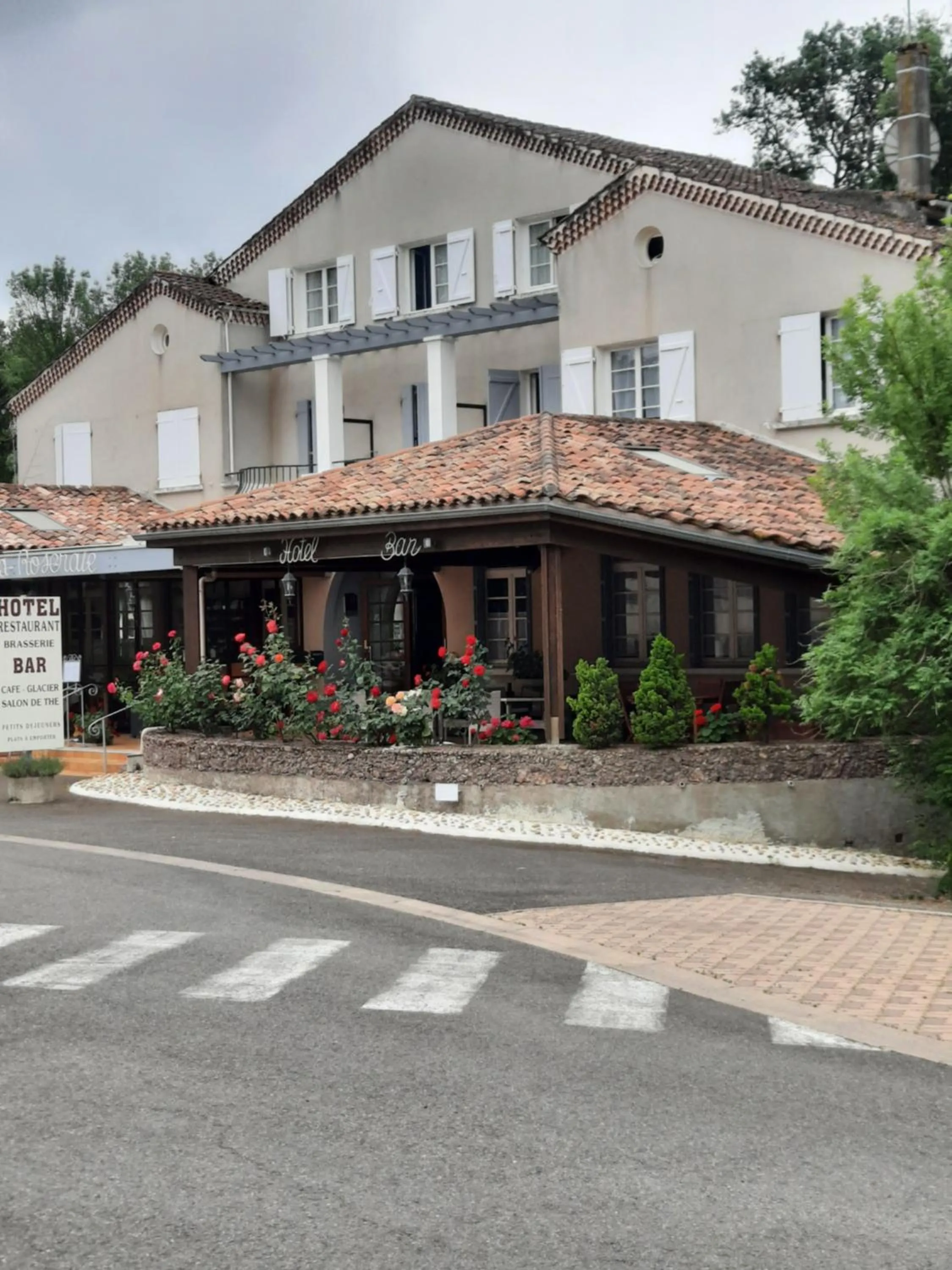 Facade/entrance in Hostellerie de La Roseraie