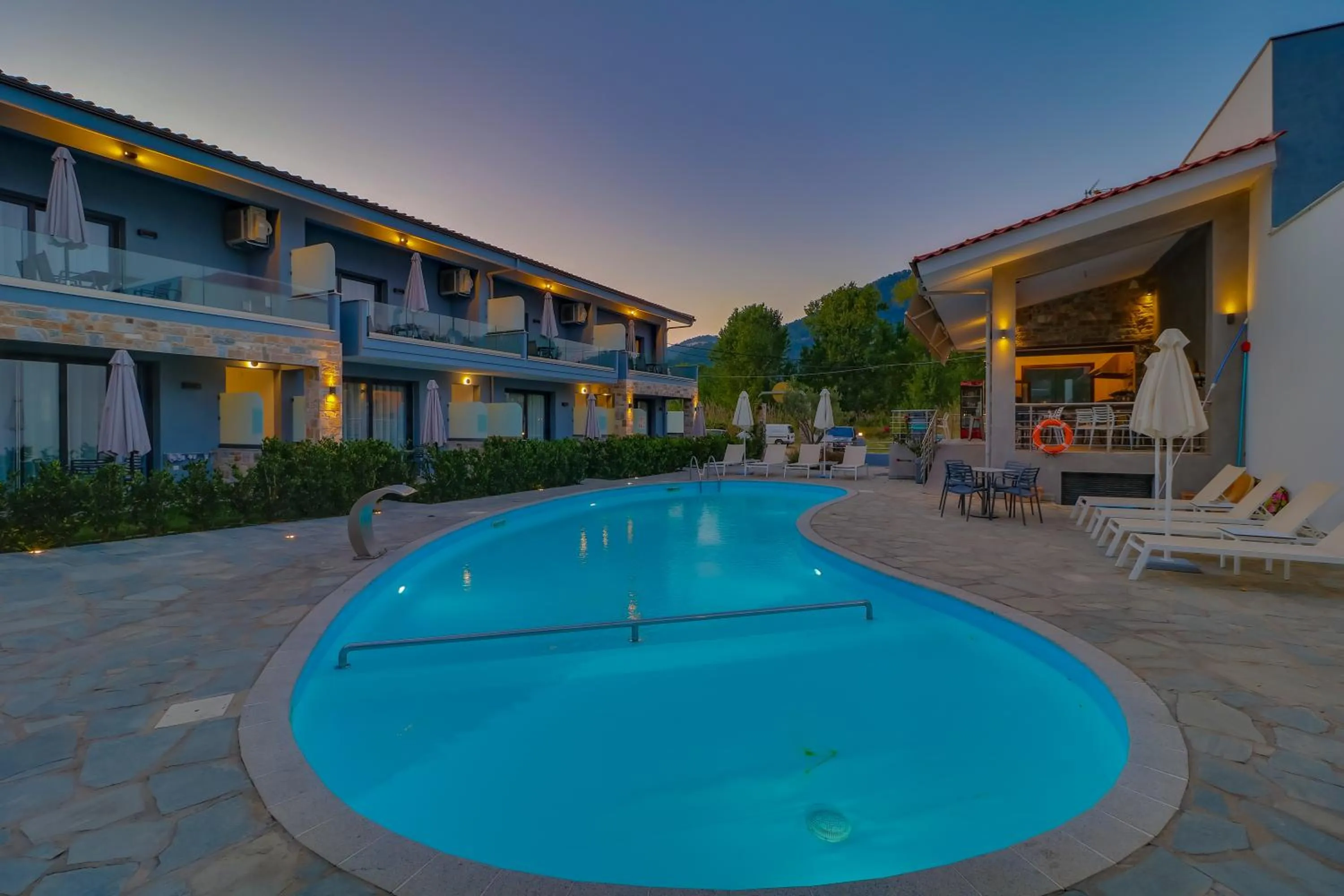 Theros Villas & Suites