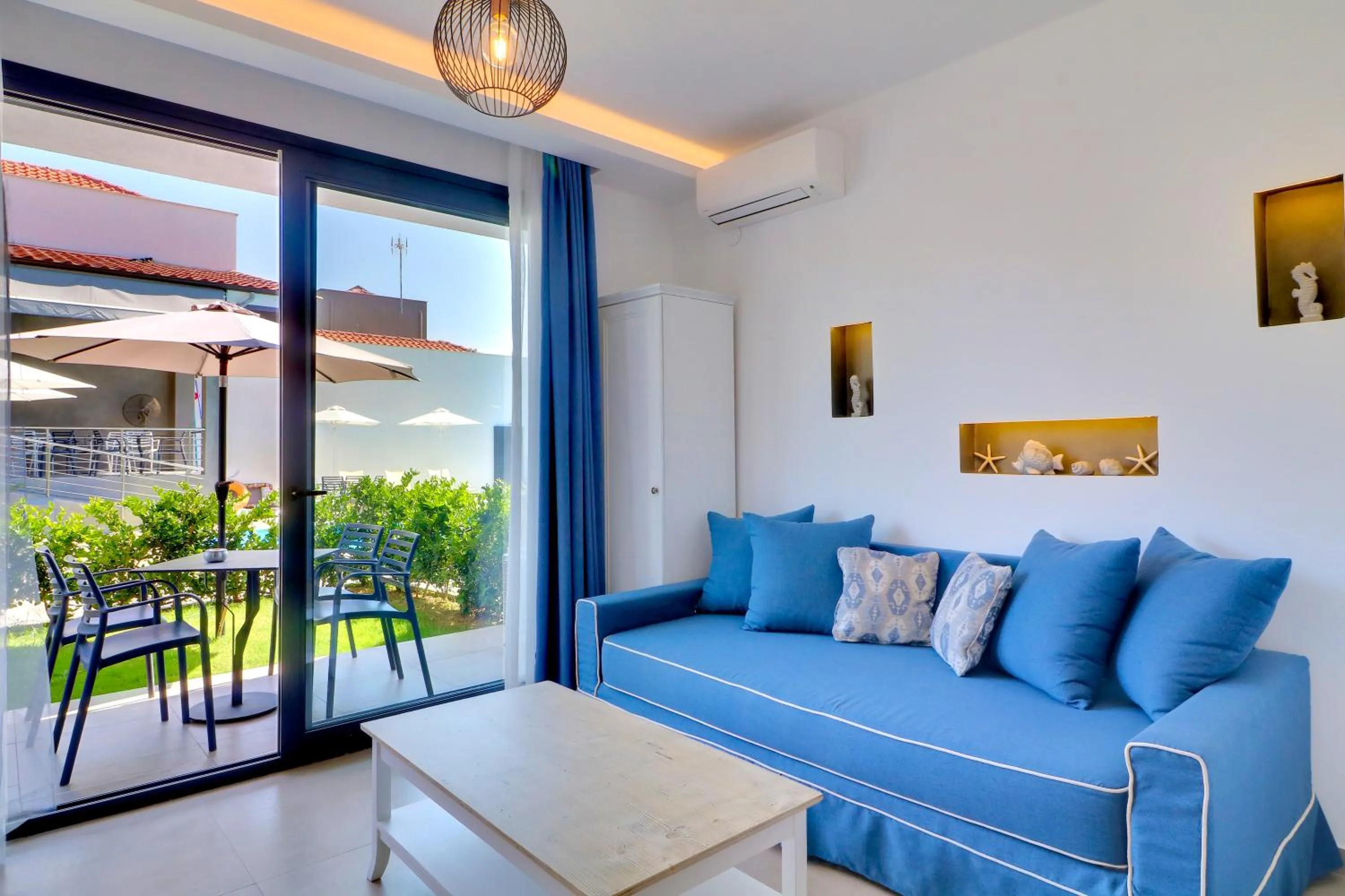 Theros Villas & Suites