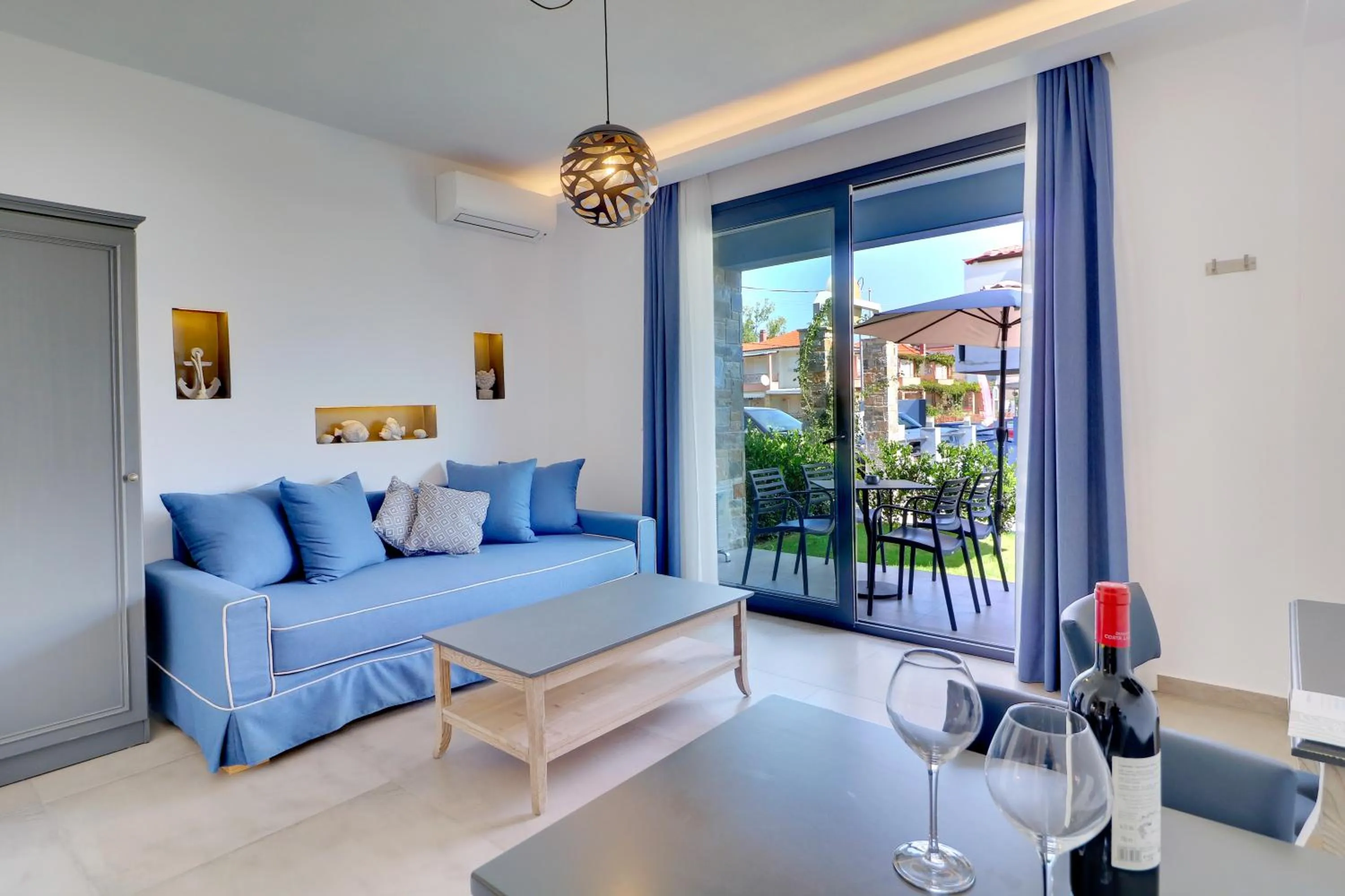 Theros Villas & Suites