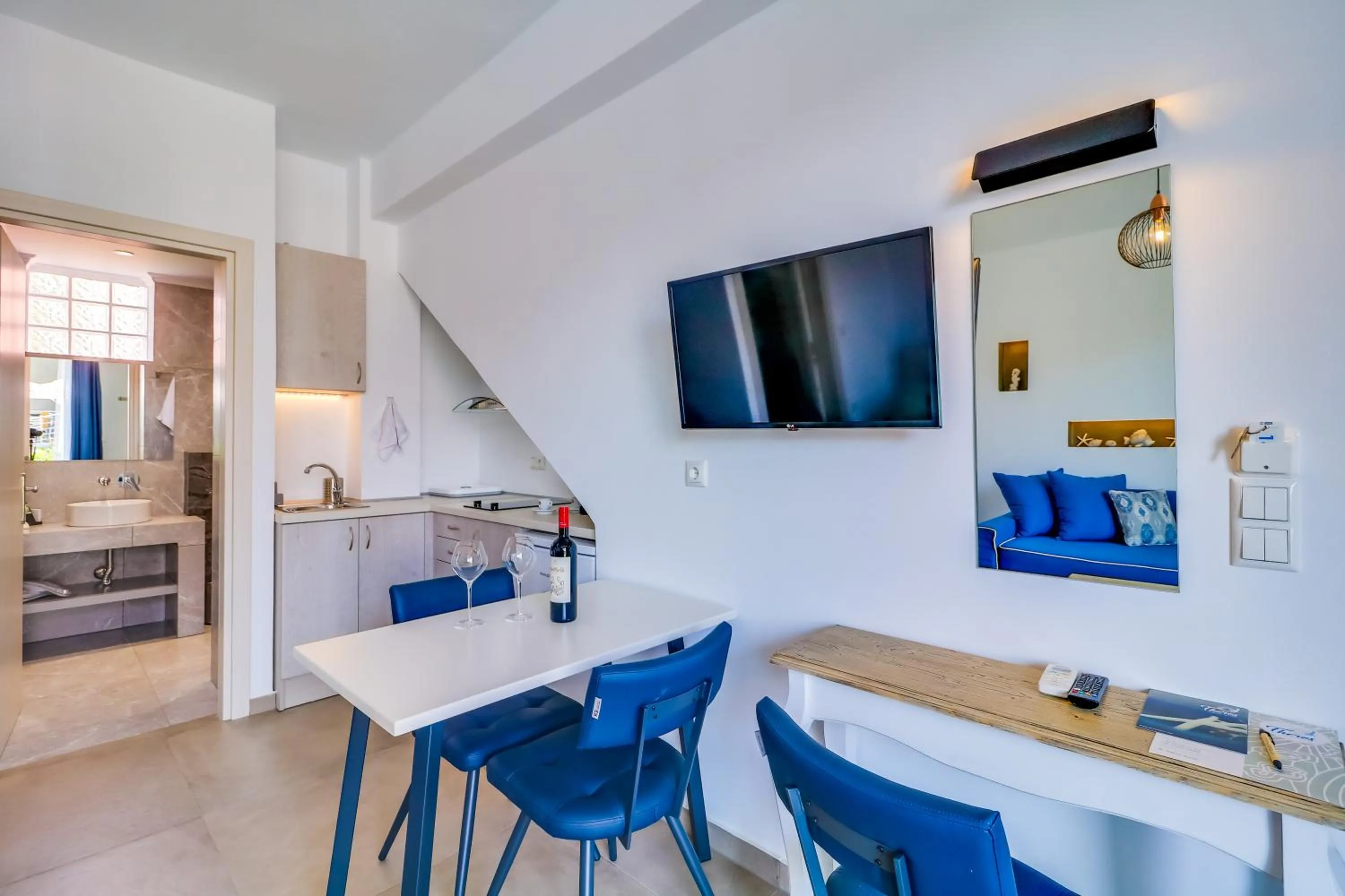 Theros Villas & Suites