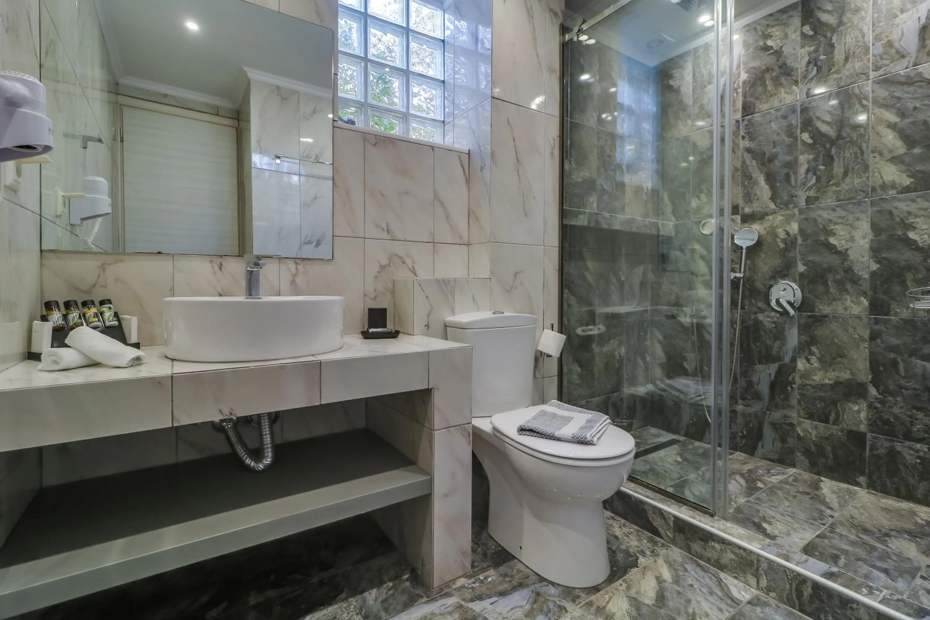 Theros Villas & Suites