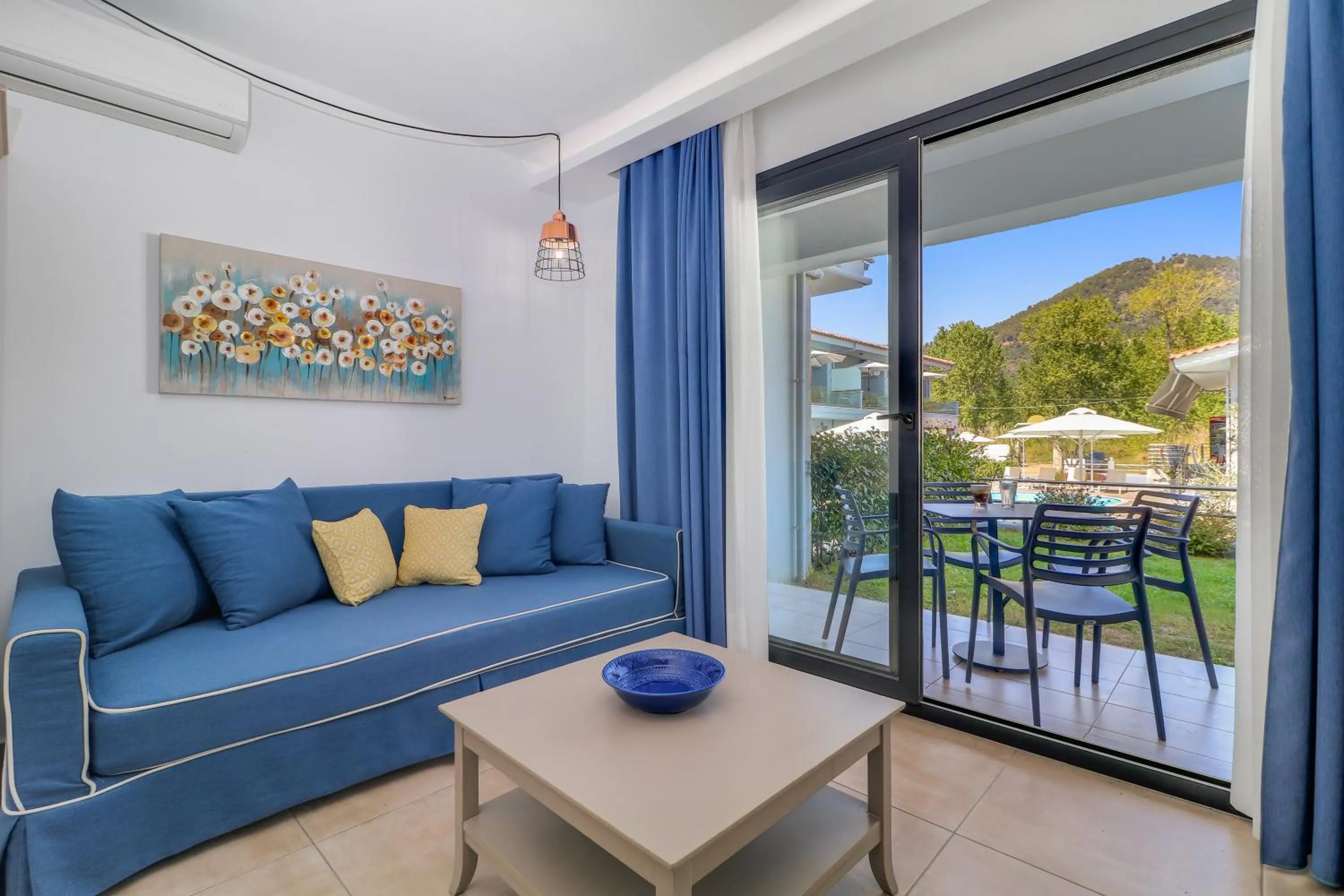 Theros Villas & Suites