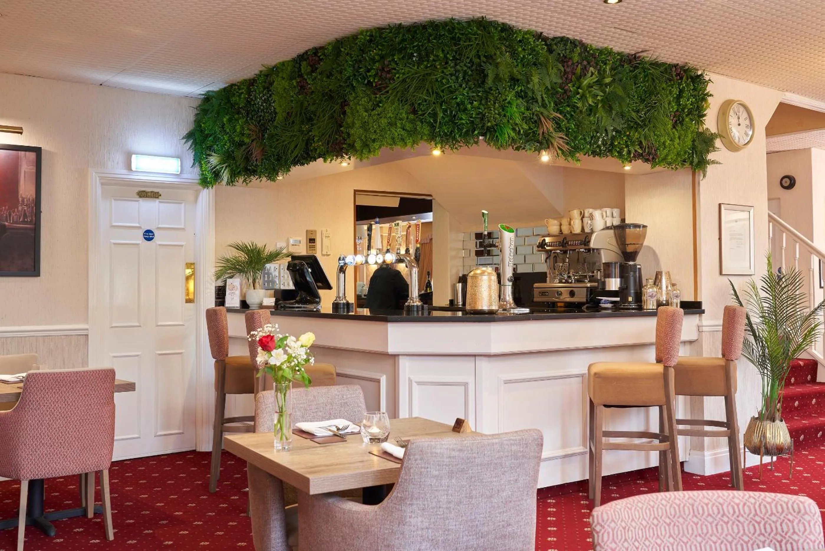 Restaurant/places to eat in Kingston Theatre Hotel