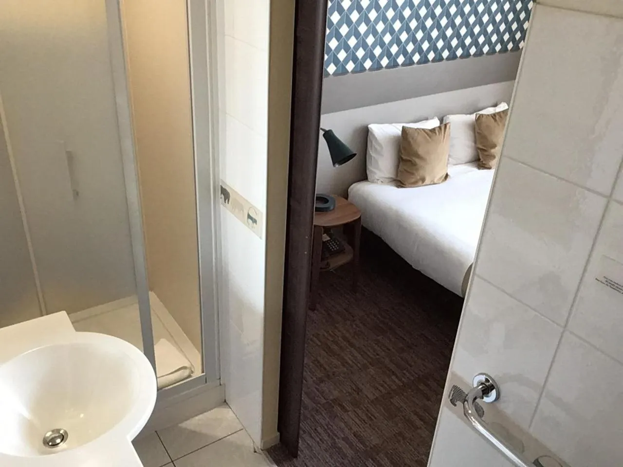 Bed in Logis Hôtel Le Vert Galant