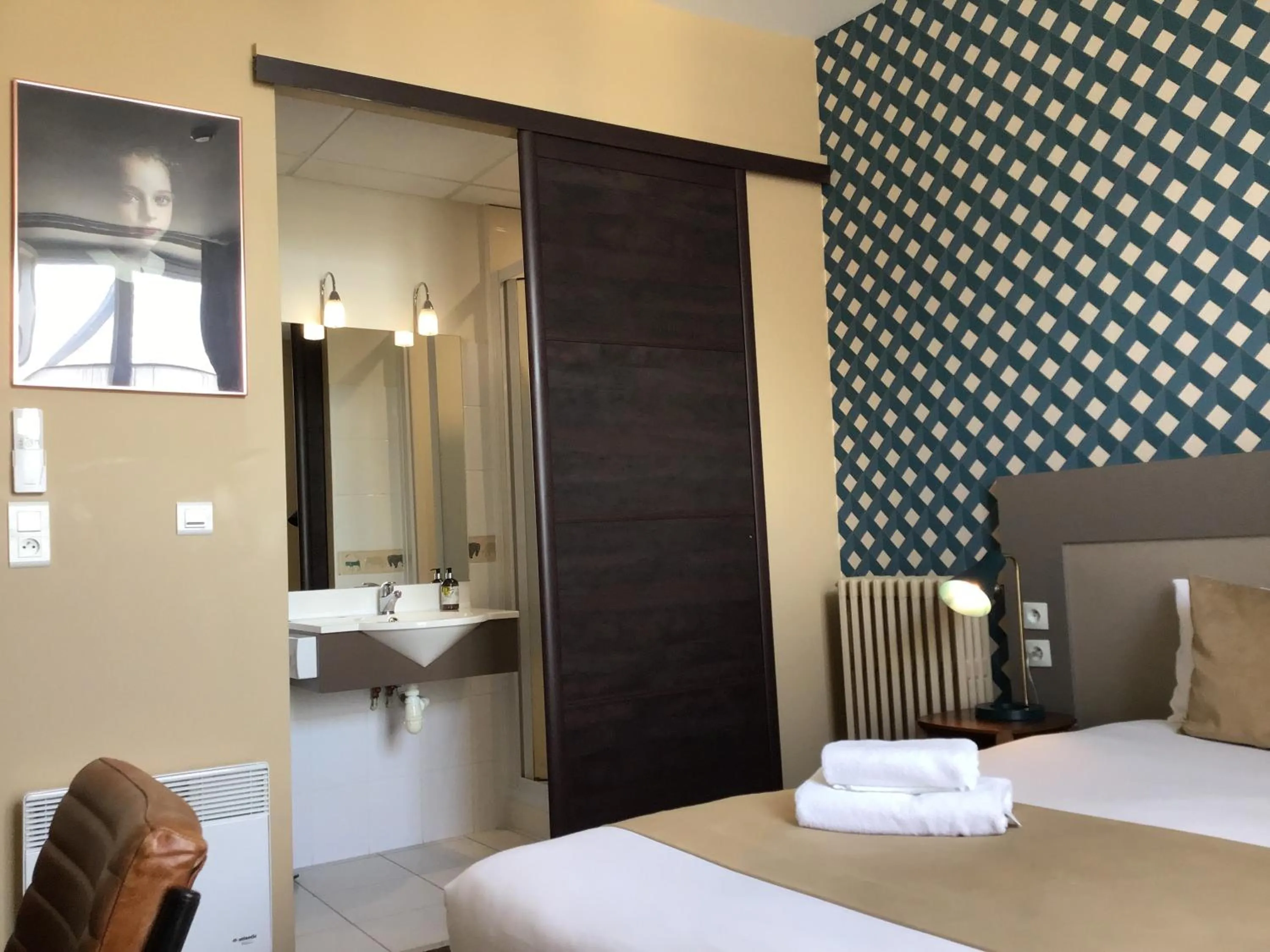 Bed in Logis Hôtel Le Vert Galant