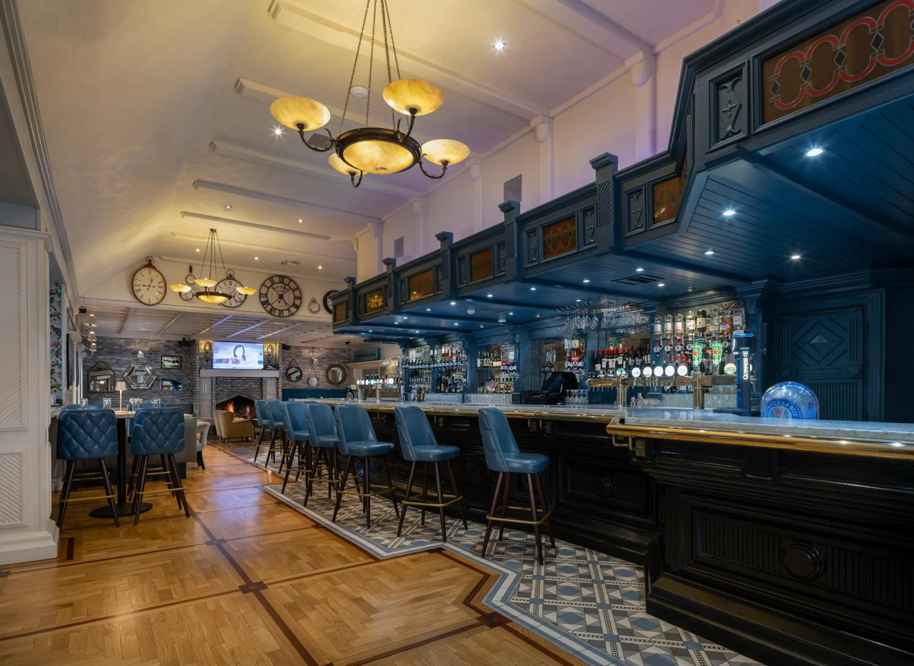 Restaurant/places to eat in Treacys Oakwood Hotel, Shannon