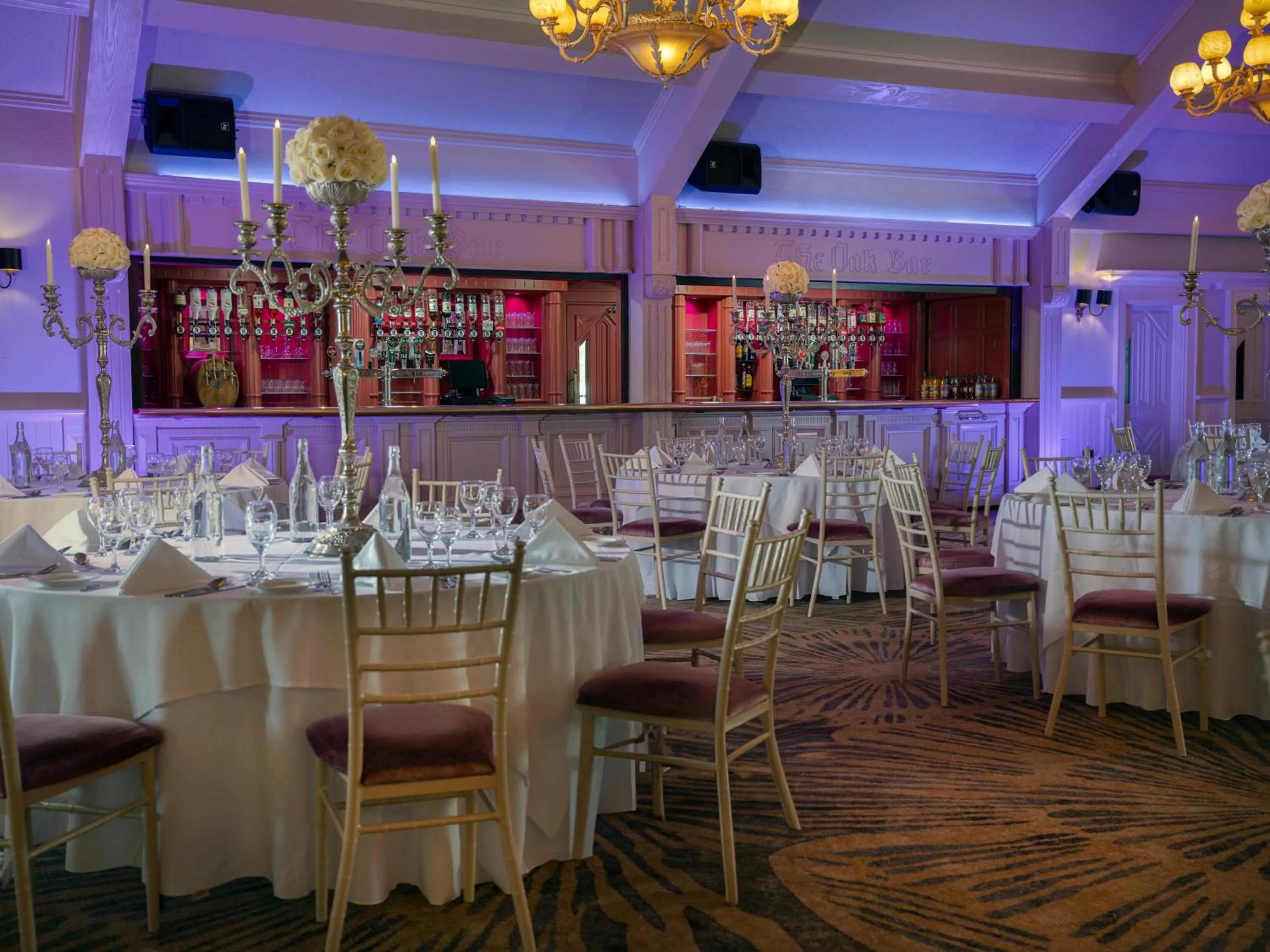 Restaurant/places to eat in Treacys Oakwood Hotel, Shannon