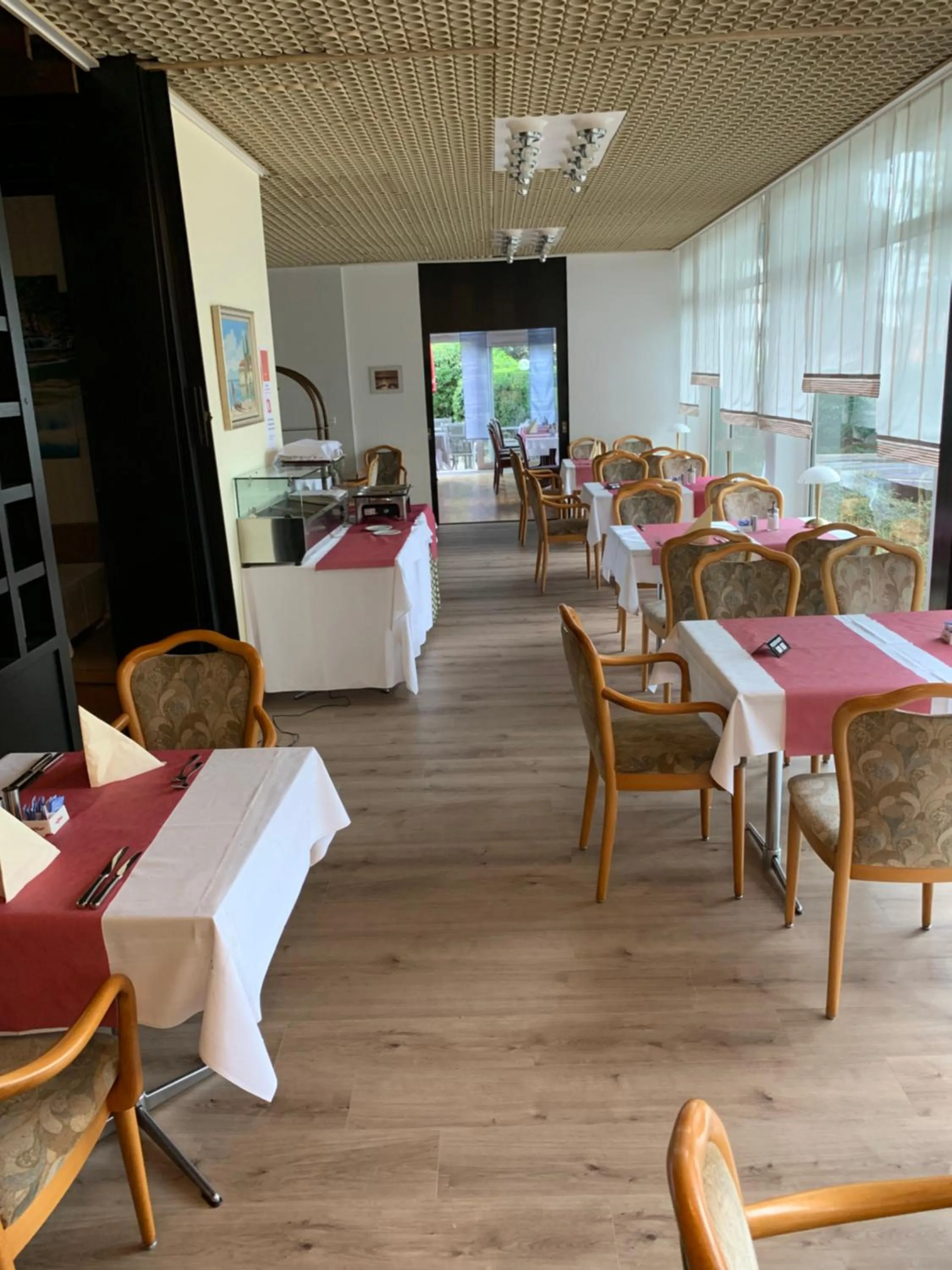 Restaurant/places to eat in Hotel Martina