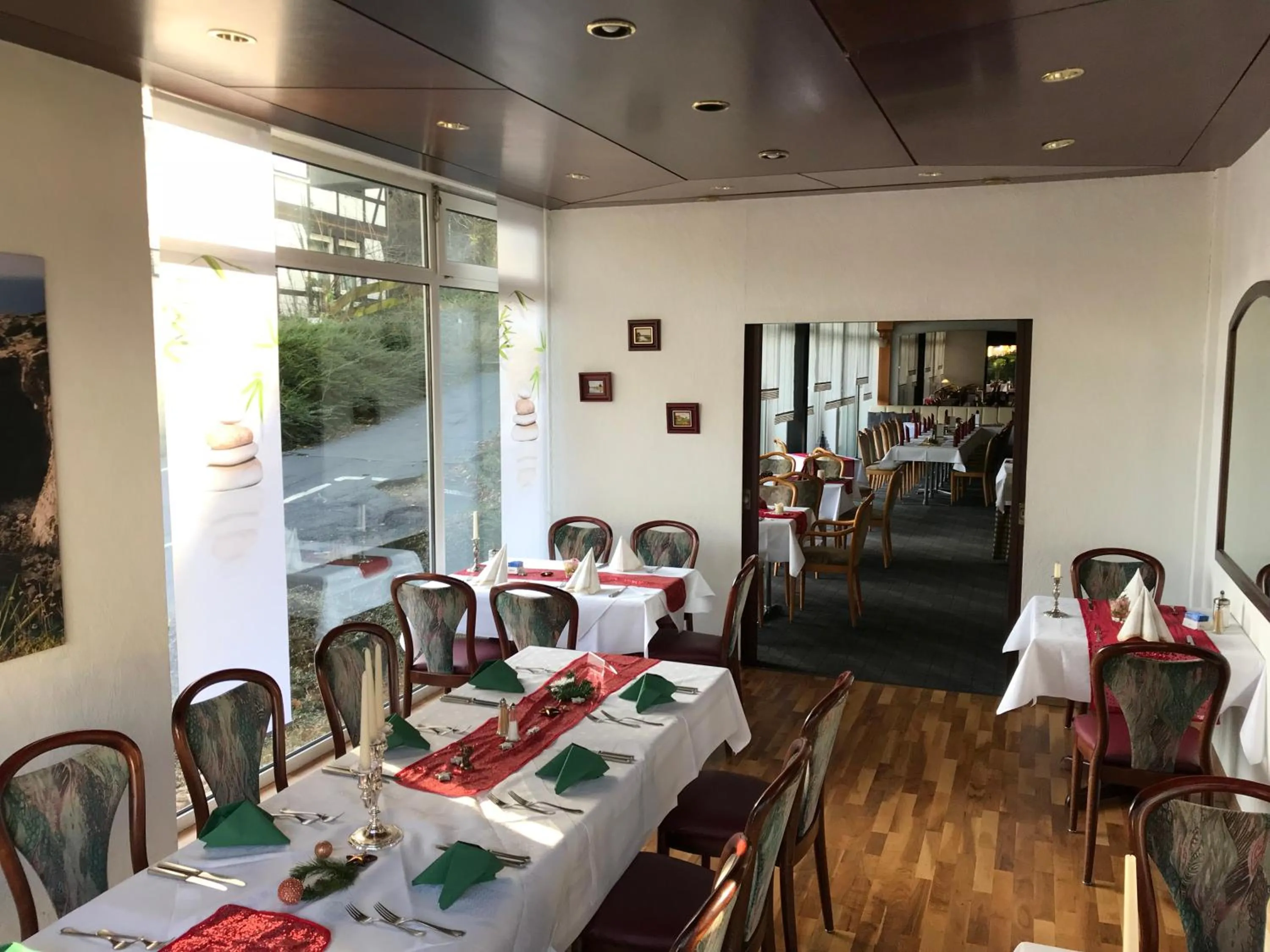 Restaurant/places to eat in Hotel Martina