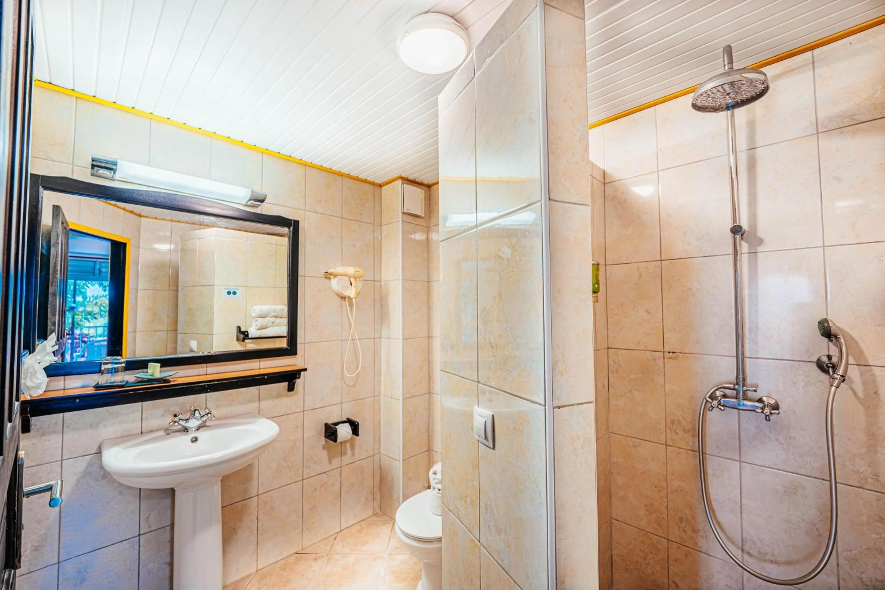 Shower in Hotel Bambou