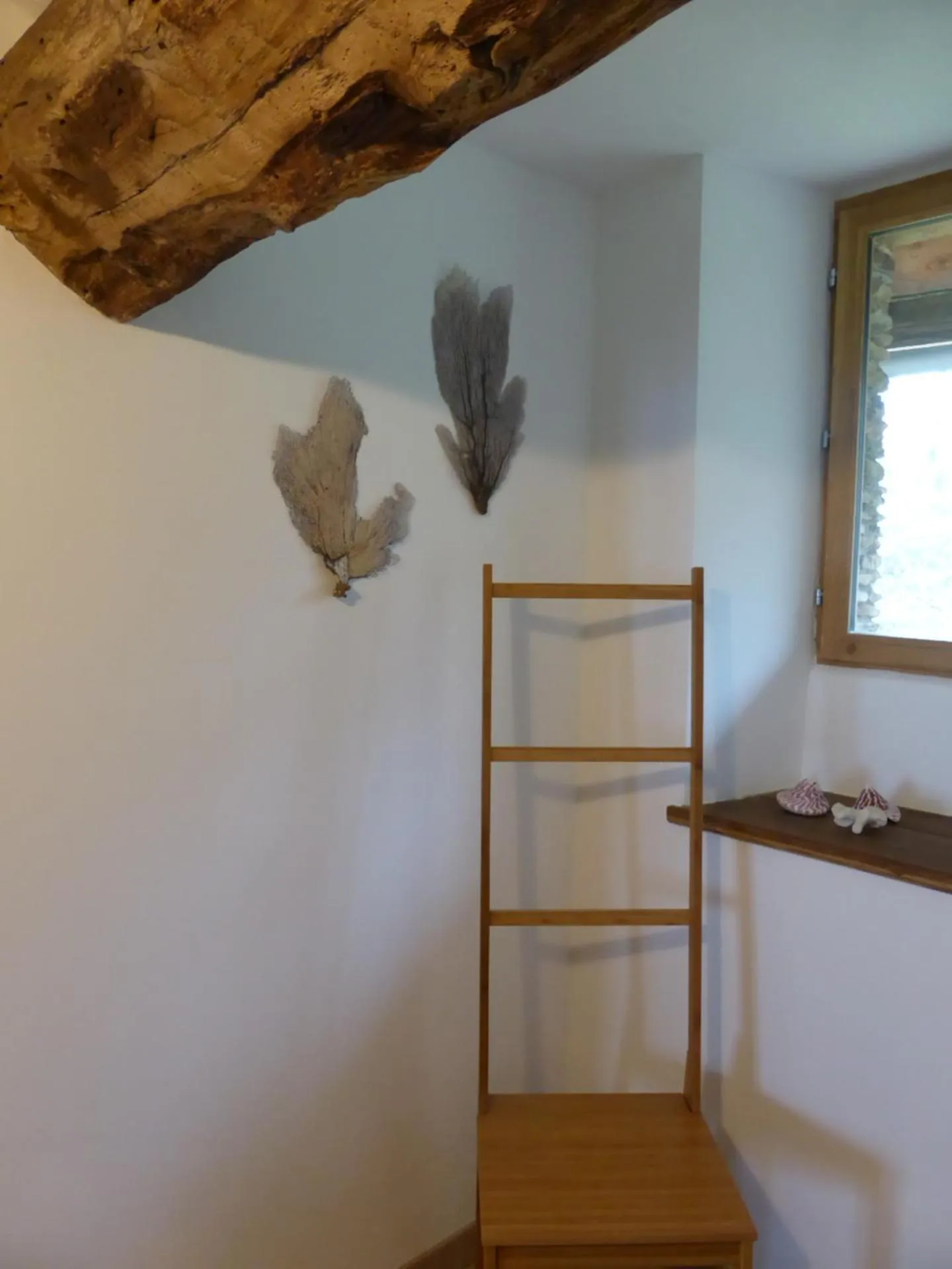 Decorative detail in La Bouriotte Chambre d'hôtes Bouton D'Or