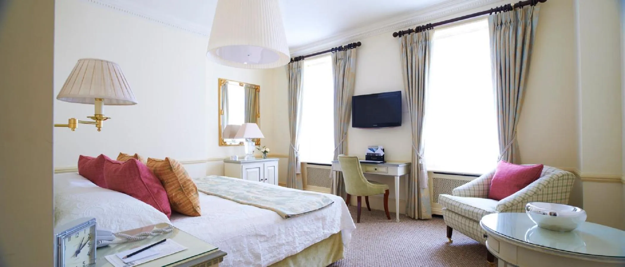 Seating area, Bed in Durrants Hotel