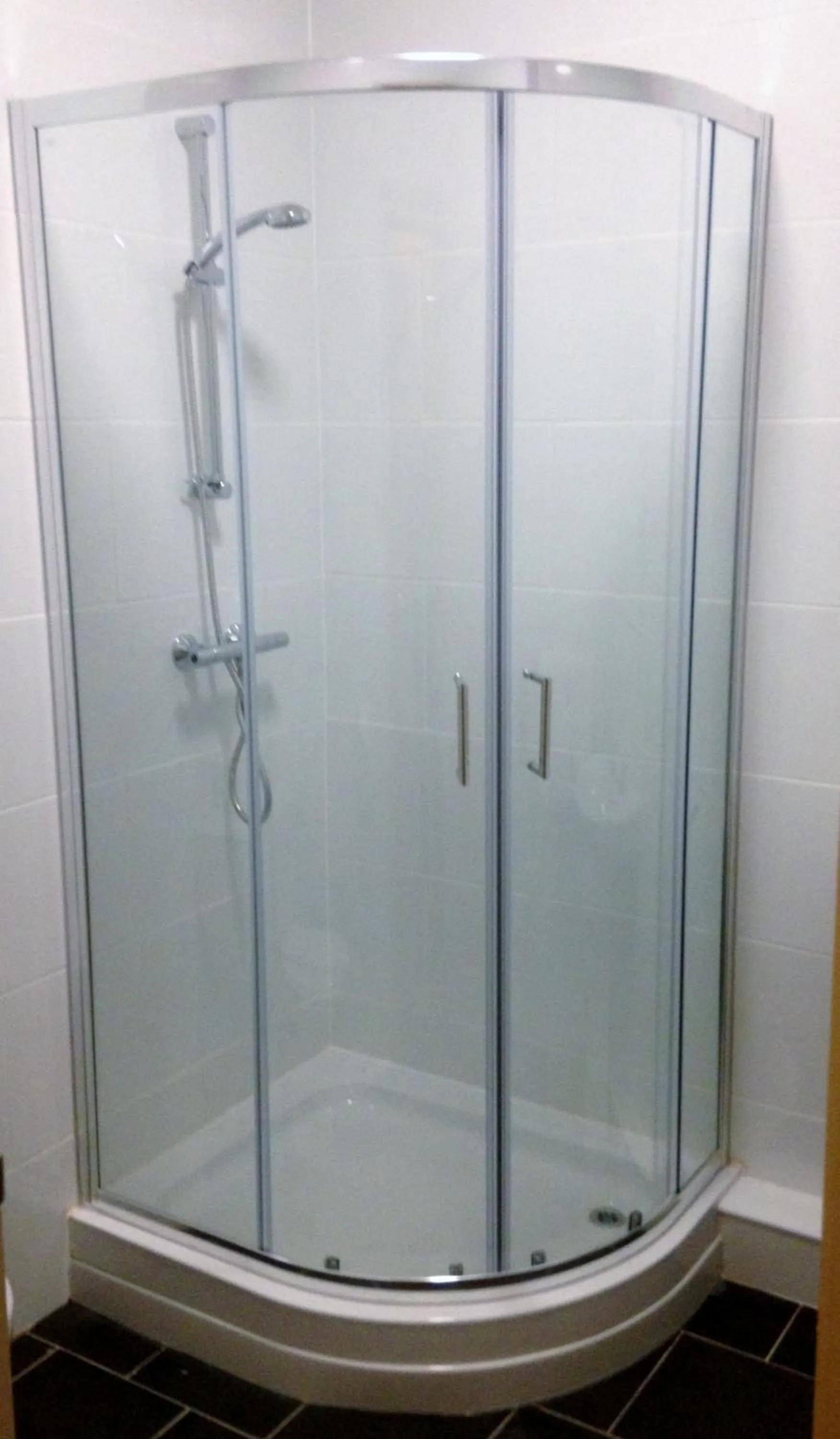 Shower in Strawberry Bank Hotel, NEC
